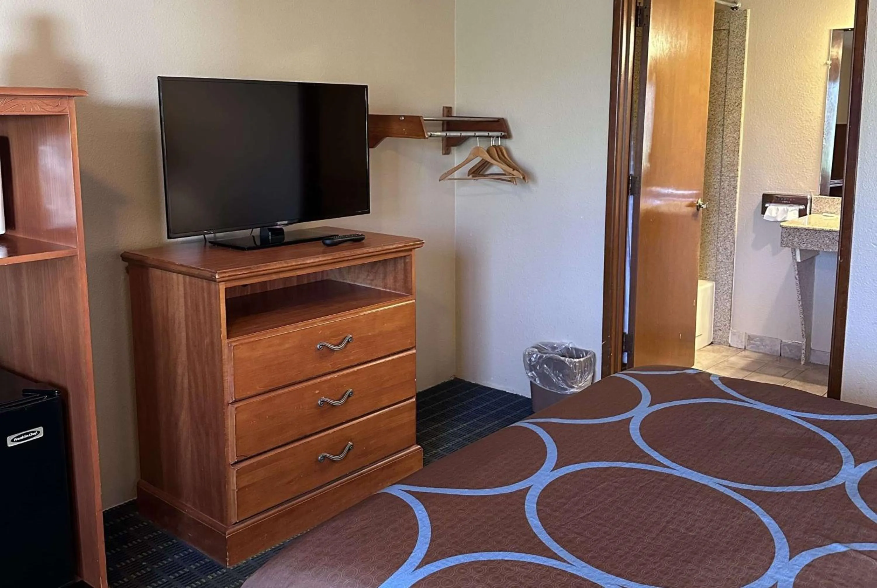 1 Queen Bed, Mobility Accessible Room, Bathtub w/ Grab Bars, Non-Smoking in Super 8 by Wyndham Vancouver East