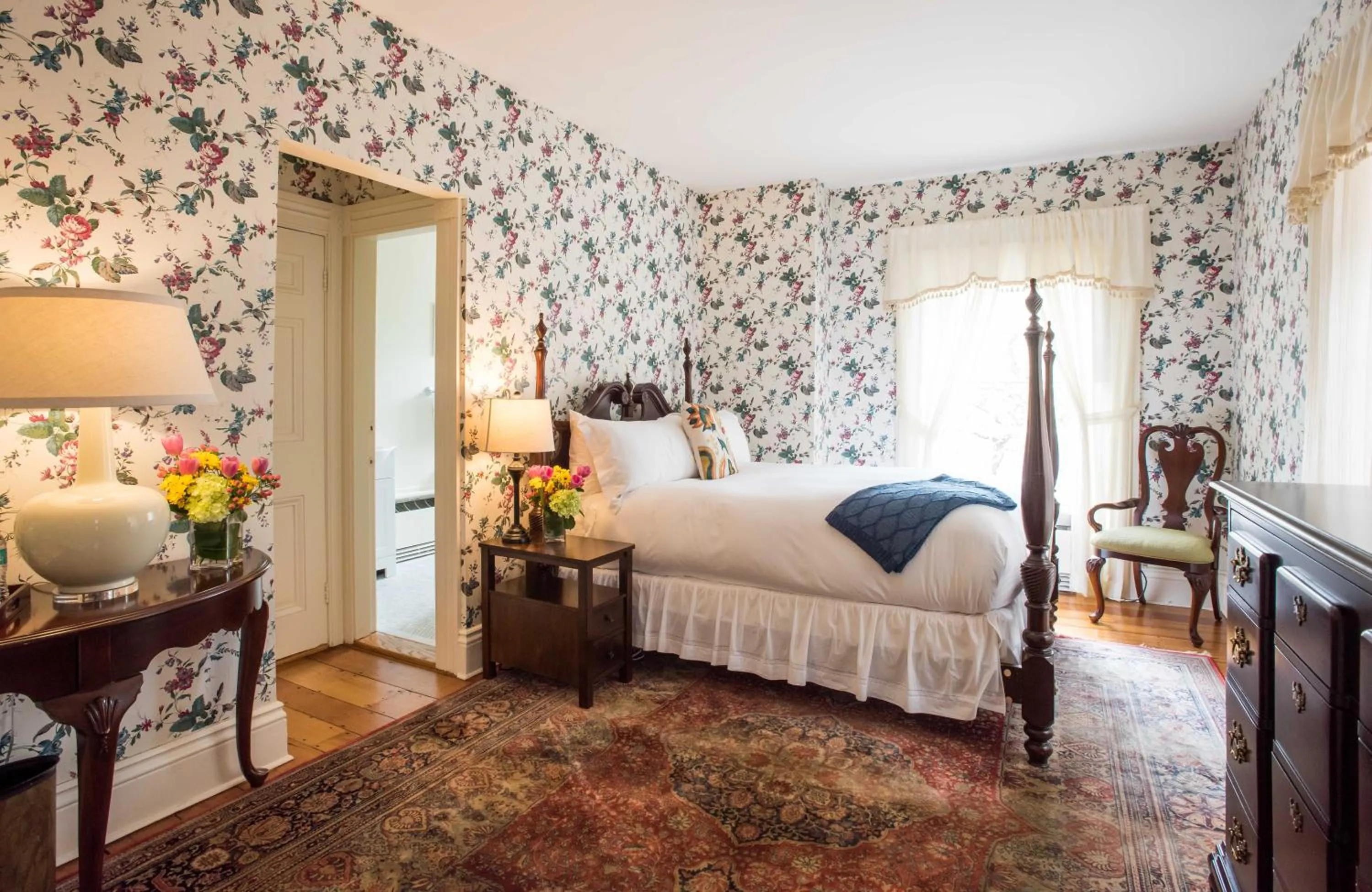 Deluxe Queen Room in Jared Coffin House