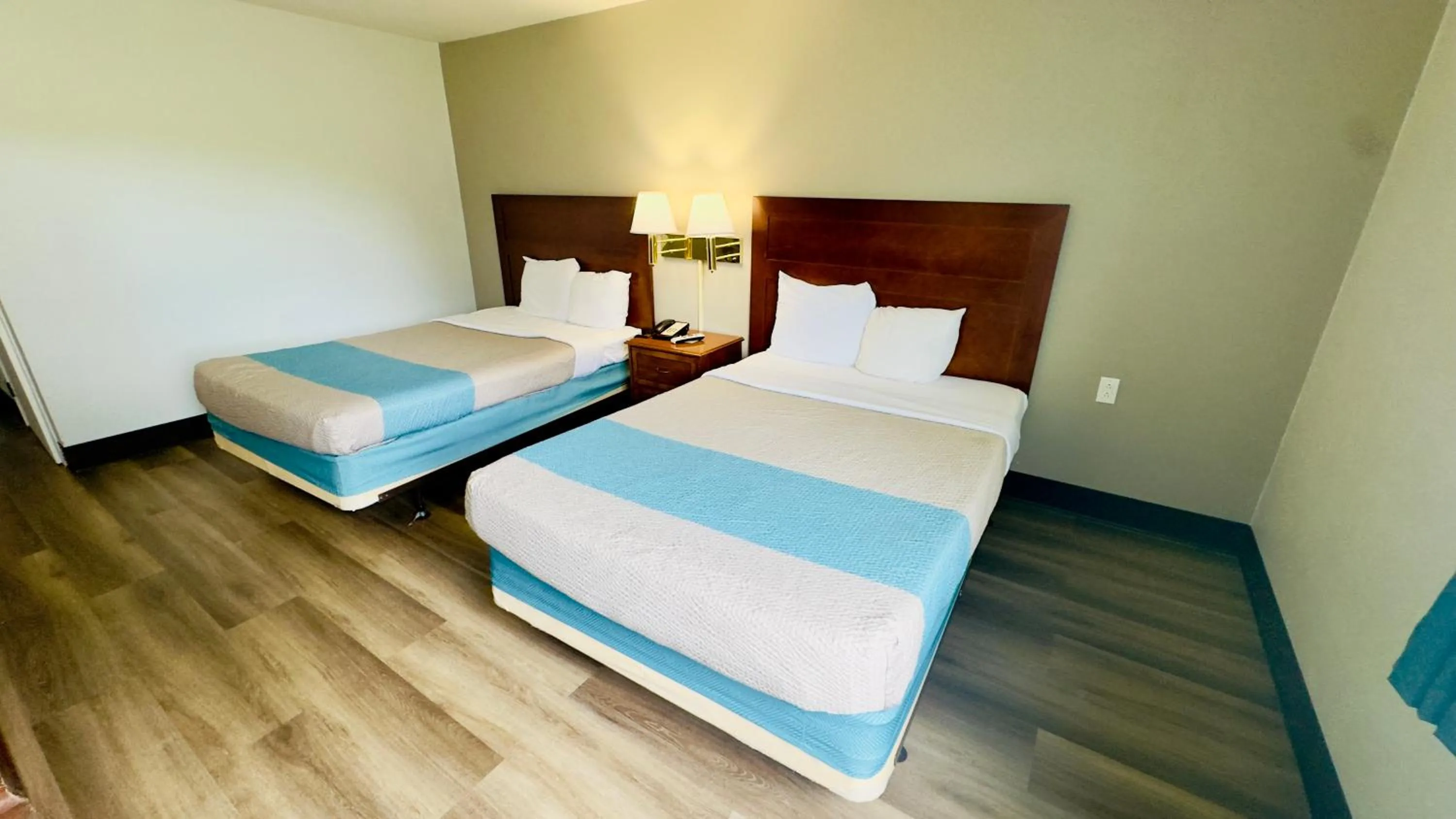 Quadruple Room - Disability Access - Non-Smoking in Motel 6 McGraw, NY - Cortland