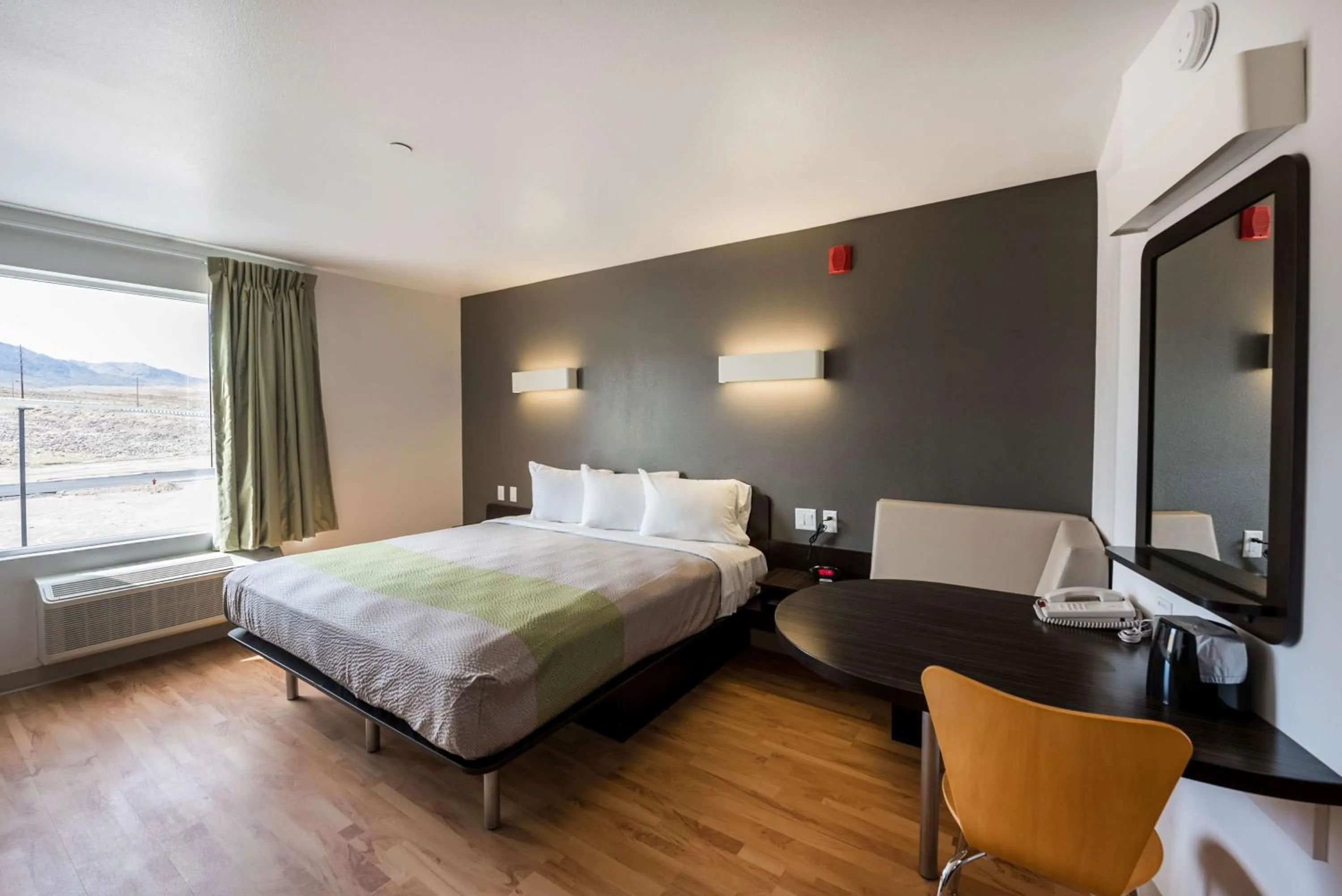 King Room with Roll-in Shower - Disability Access - Non-Smoking in Studio 6-Mccarran, NV - Sparks - Tahoe - Reno Industrial Center