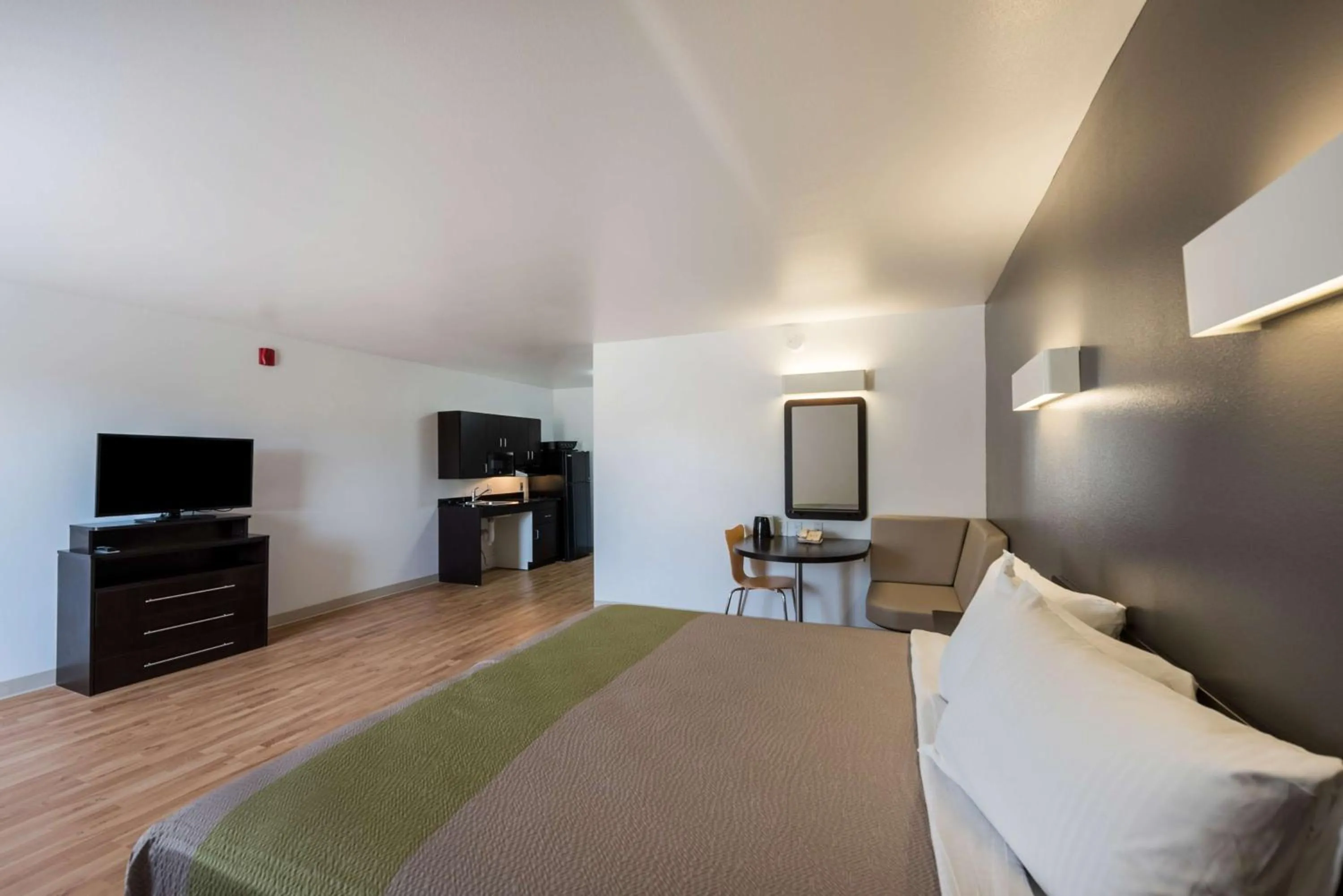 Deluxe King Suite - Non-Smoking in Studio 6-Mccarran, NV - Sparks - Tahoe - Reno Industrial Center