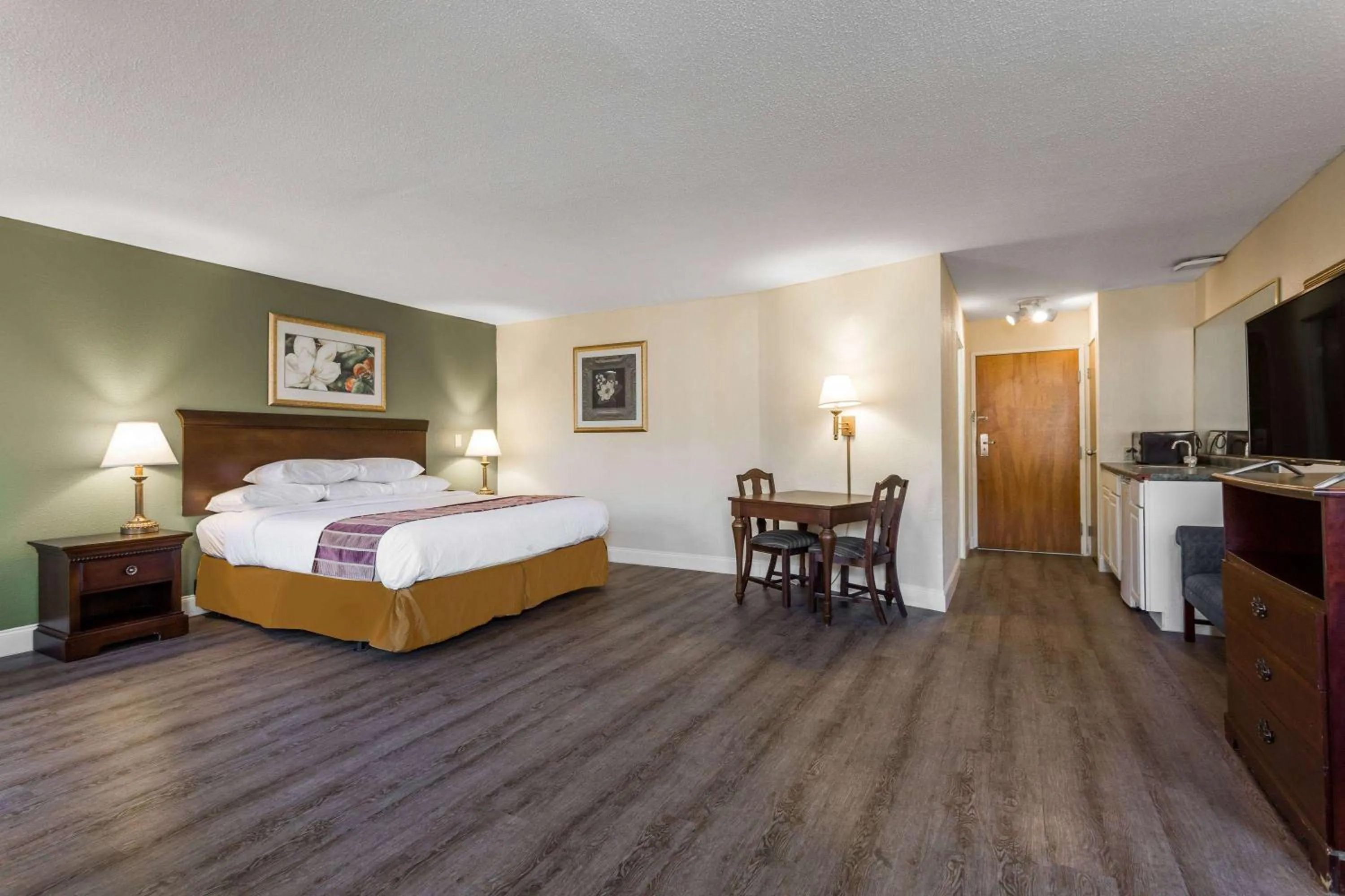 King Studio - Non-Smoking in Days Inn & Suites by Wyndham Rocky Mount Golden East