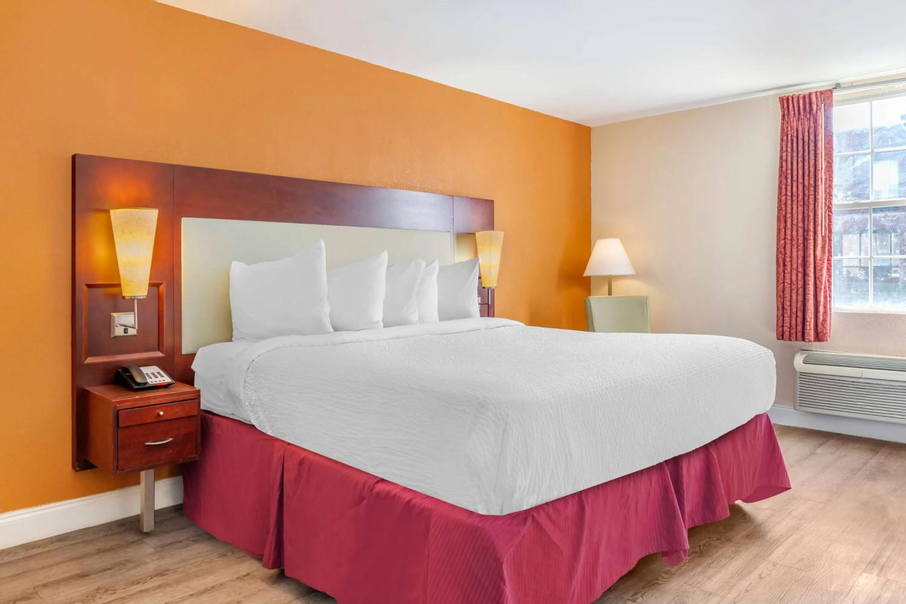 King Suite - Mobility Access/Non-Smoking in Days Inn & Suites by Wyndham Rocky Mount Golden East