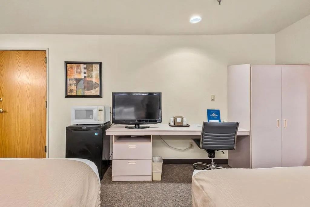 Queen Room with Two Queen Beds, Mobility Access and Roll-in Shower, Non-Smoking in Microtel Inn & Suites by Wyndham Sainte Genevieve