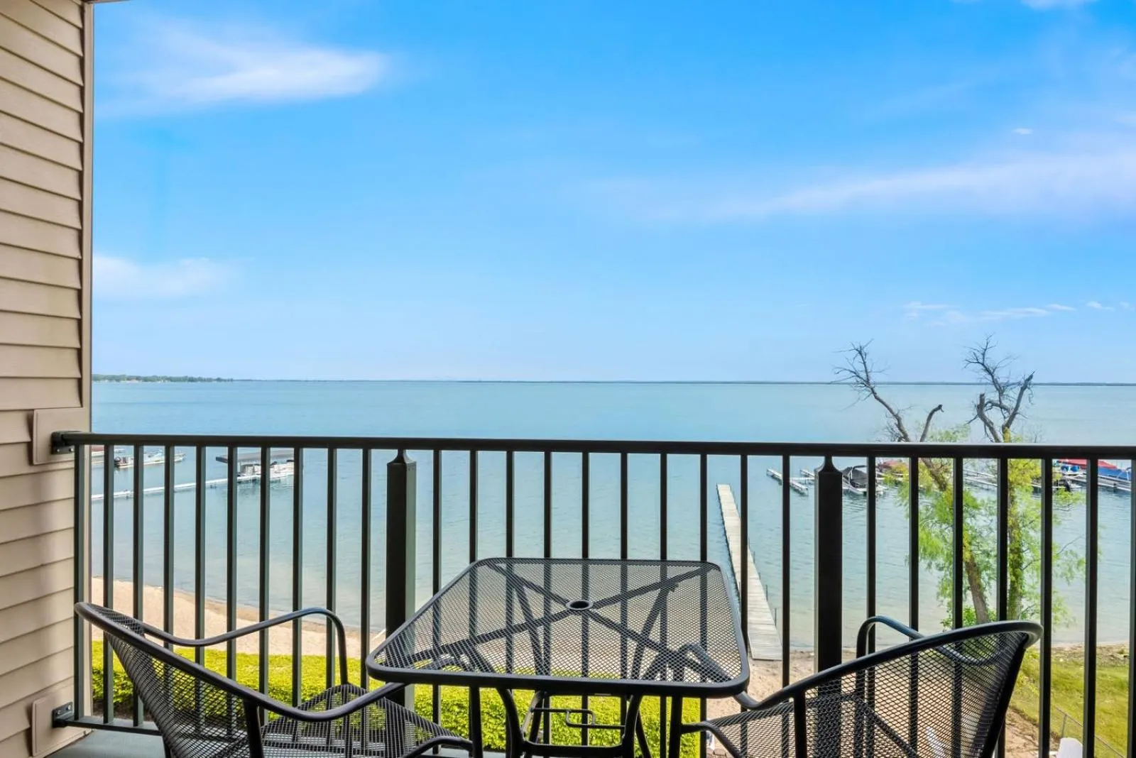 King Room with Lake View and Balcony in Beachfront Hotel Houghton Lake