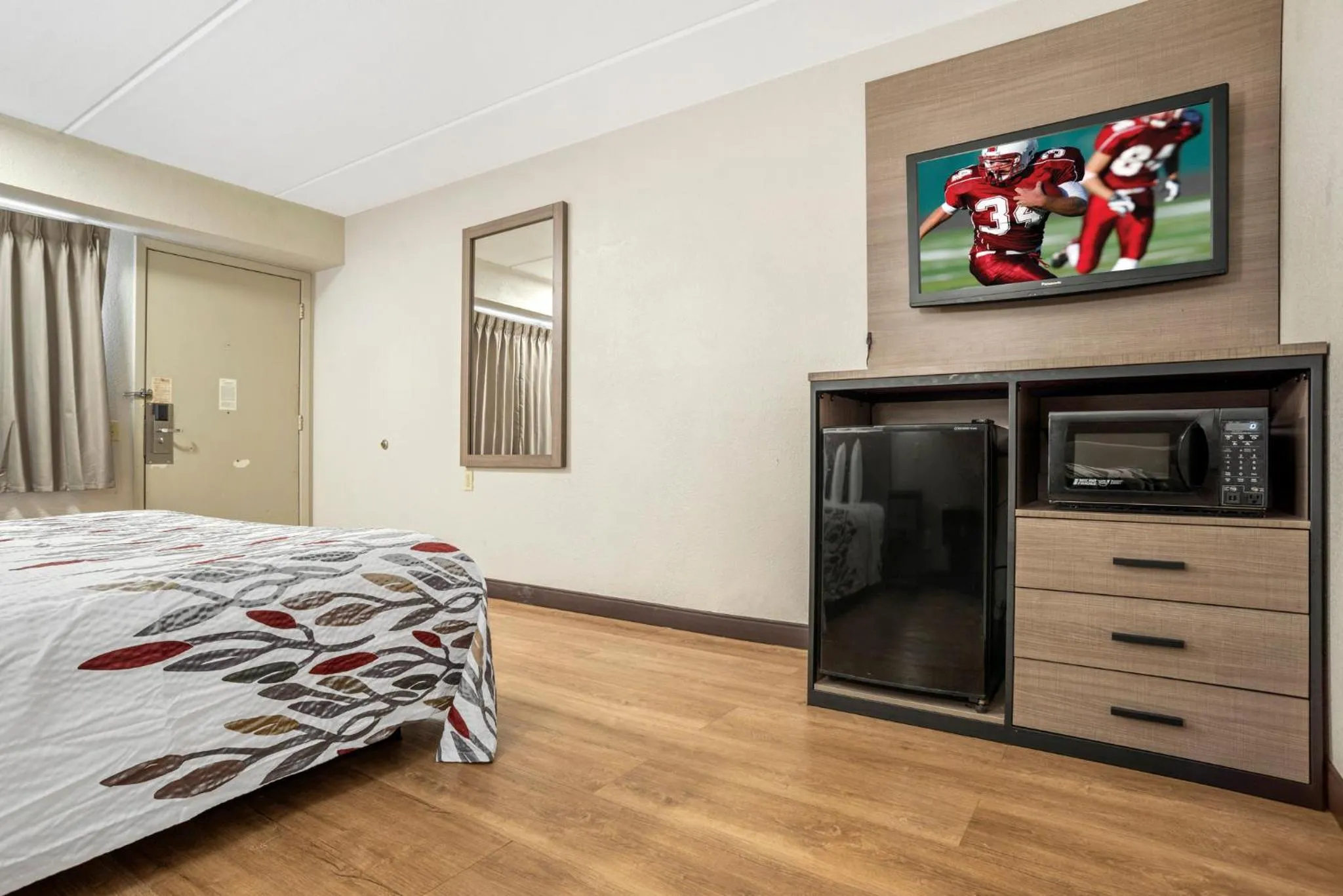 Superior King Room Disability Access Smoke Free in Red Roof Inn West Monroe