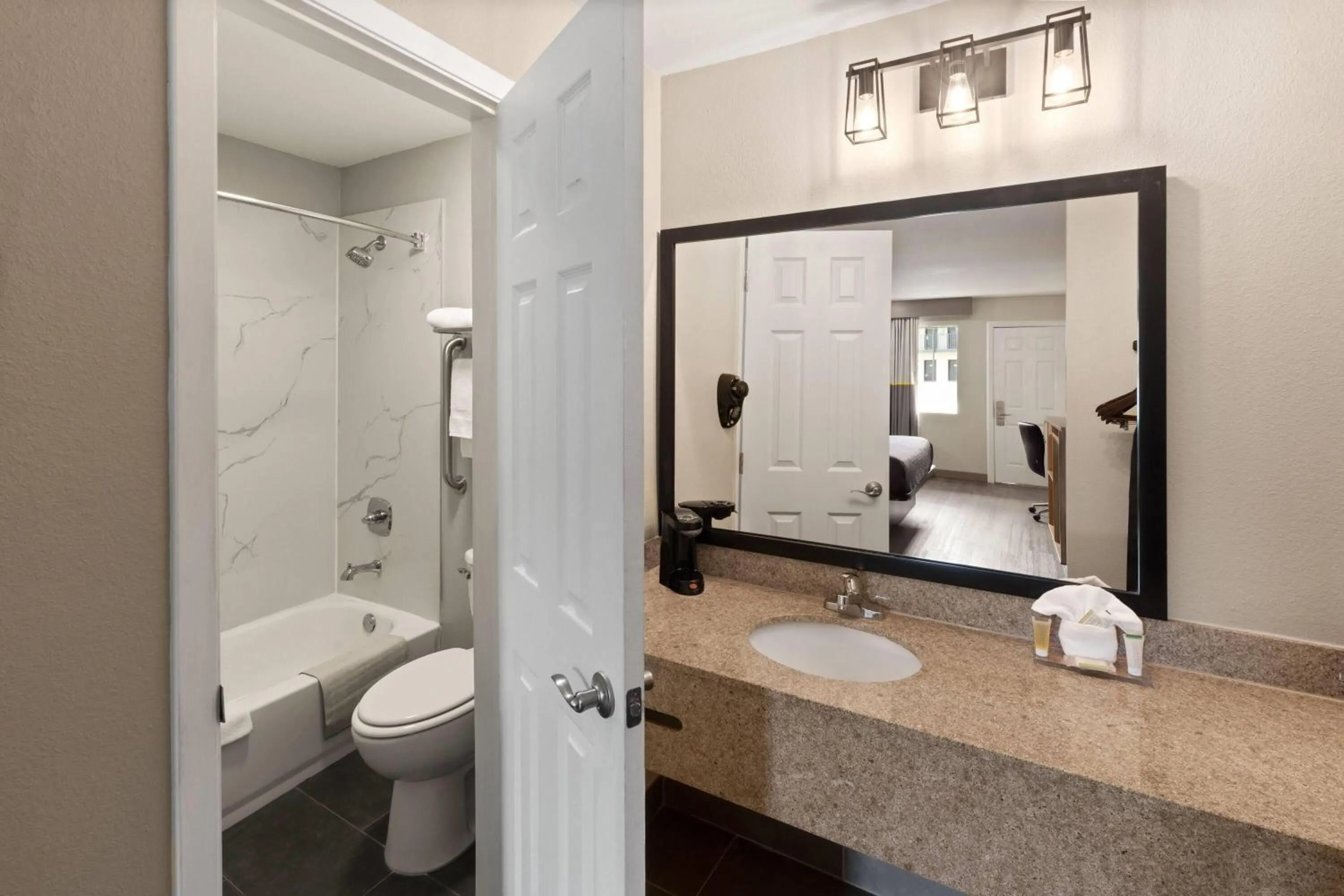 Queen Room - Non-Smoking in Super 8 by Wyndham Temple S General Bruce