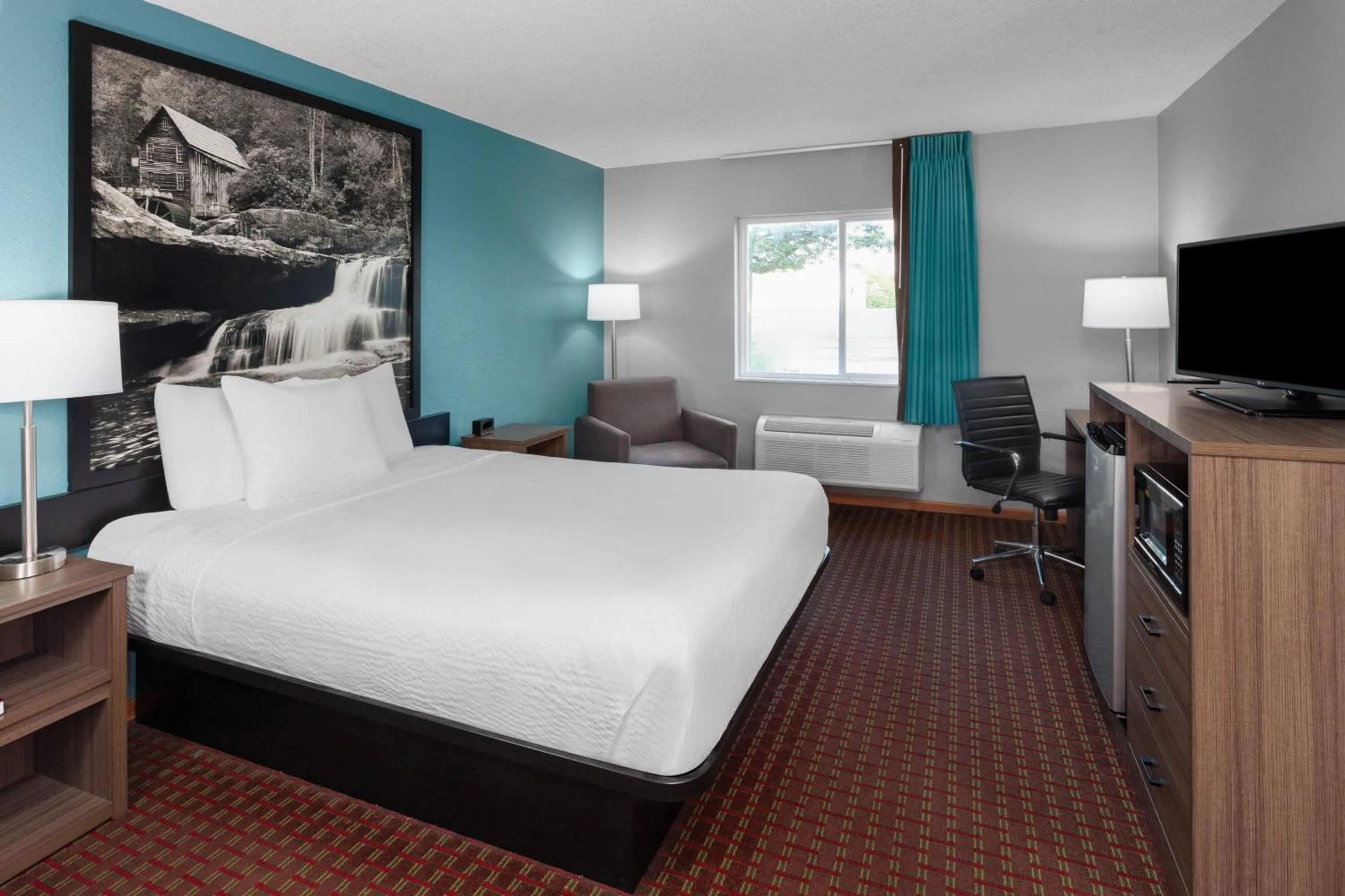 Queen Room - Disability Access - Non-Smoking in Super 8 by Wyndham McHenry Fox Lake Area