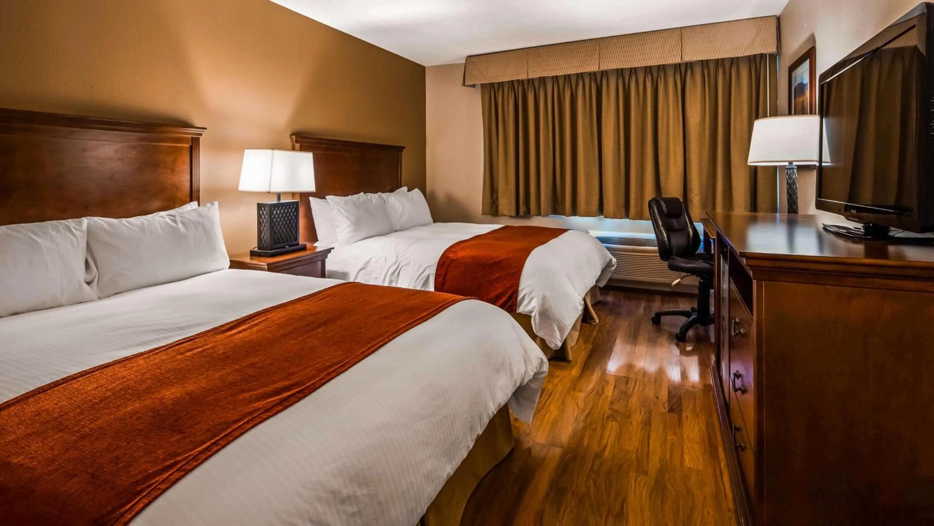 Queen Room with Two Queen Beds - Pet Friendly/Non-Smoking in Best Western Tyrolean Lodge