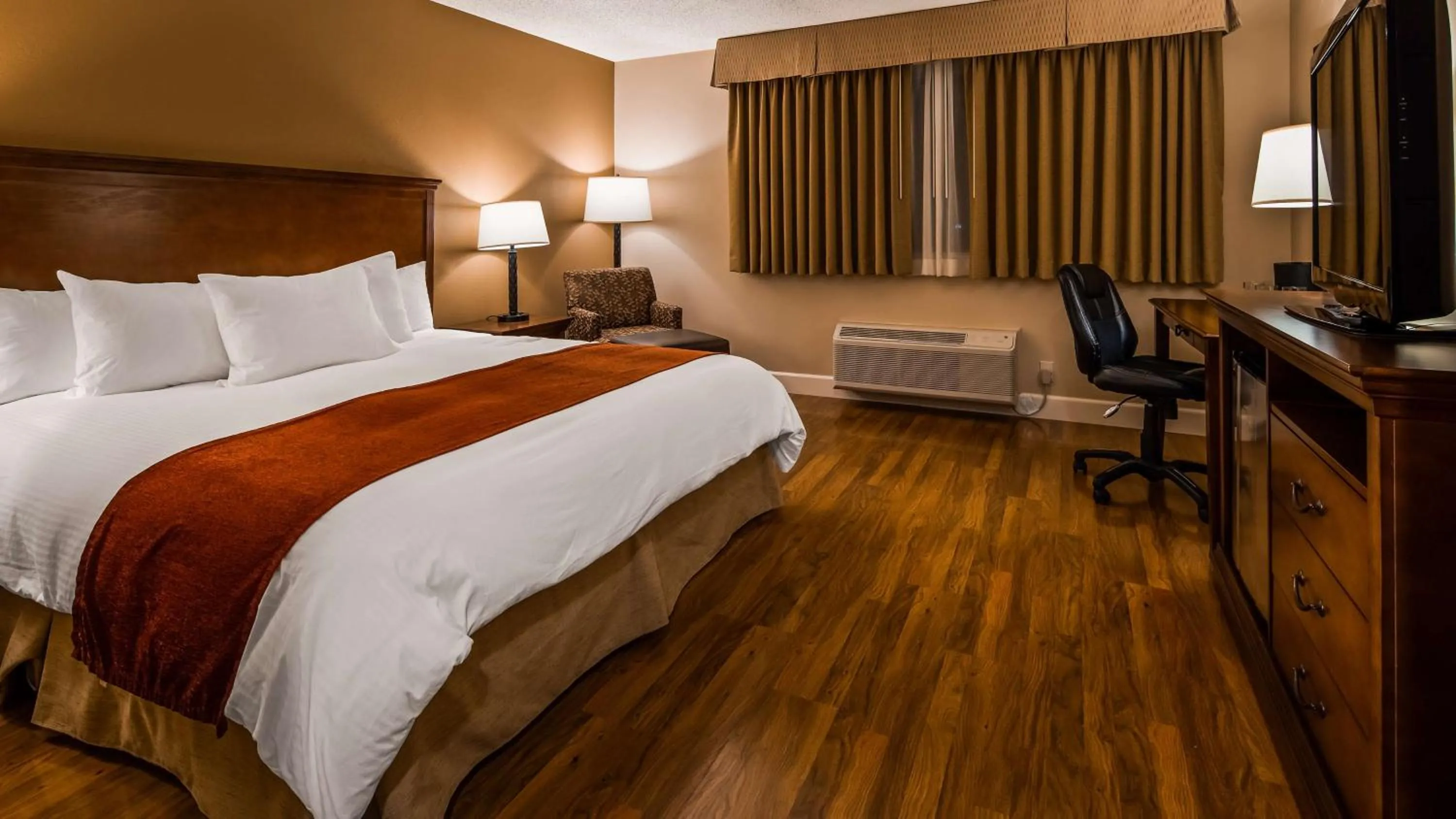 King Room - Non-Smoking/ Pet Friendly Room in Best Western Tyrolean Lodge