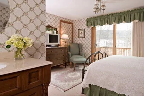 Queen Room with Balcony in Inn at Ellis River