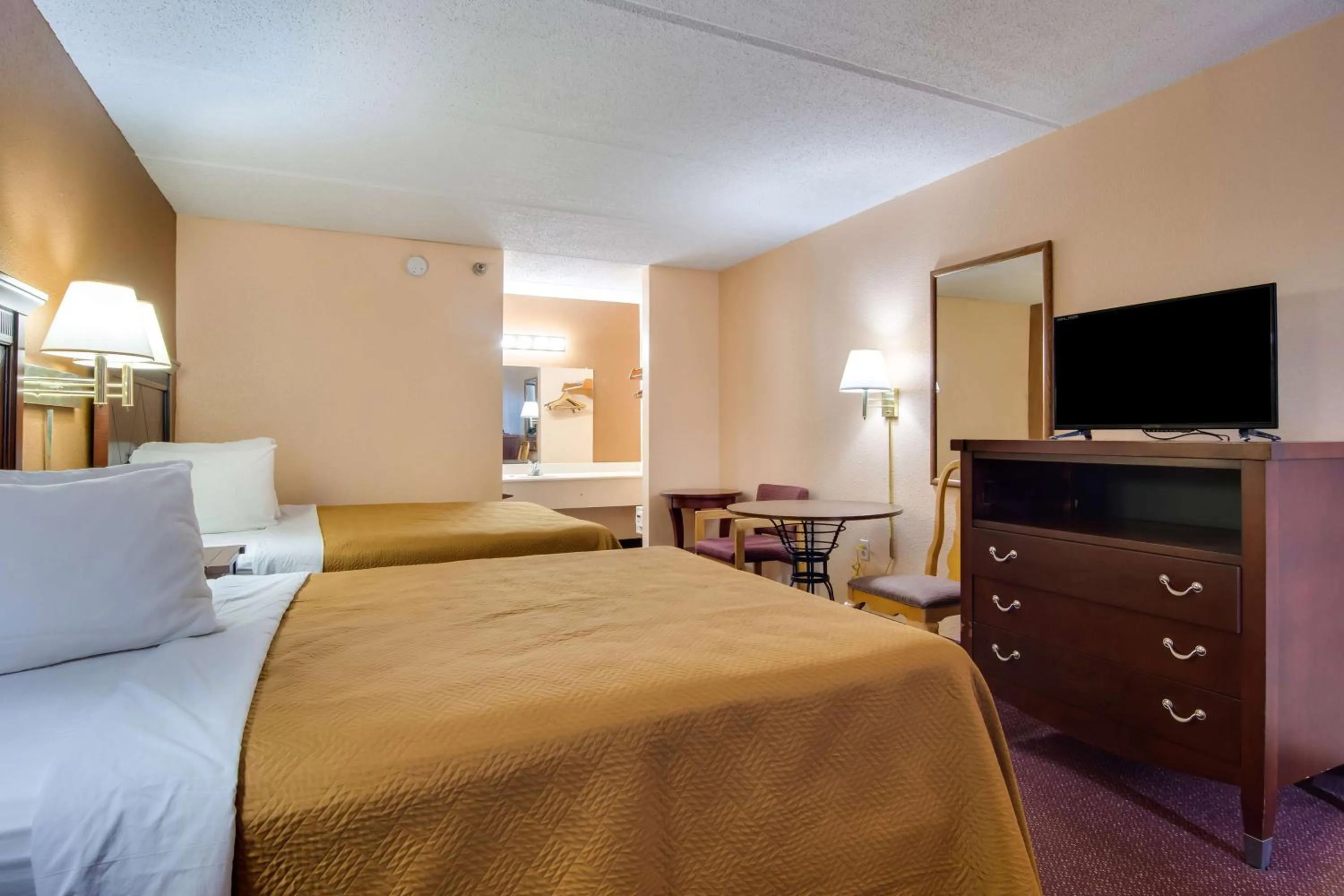 Queen Room with Two Queen Beds - Smoking in Motel 6-Macon, GA