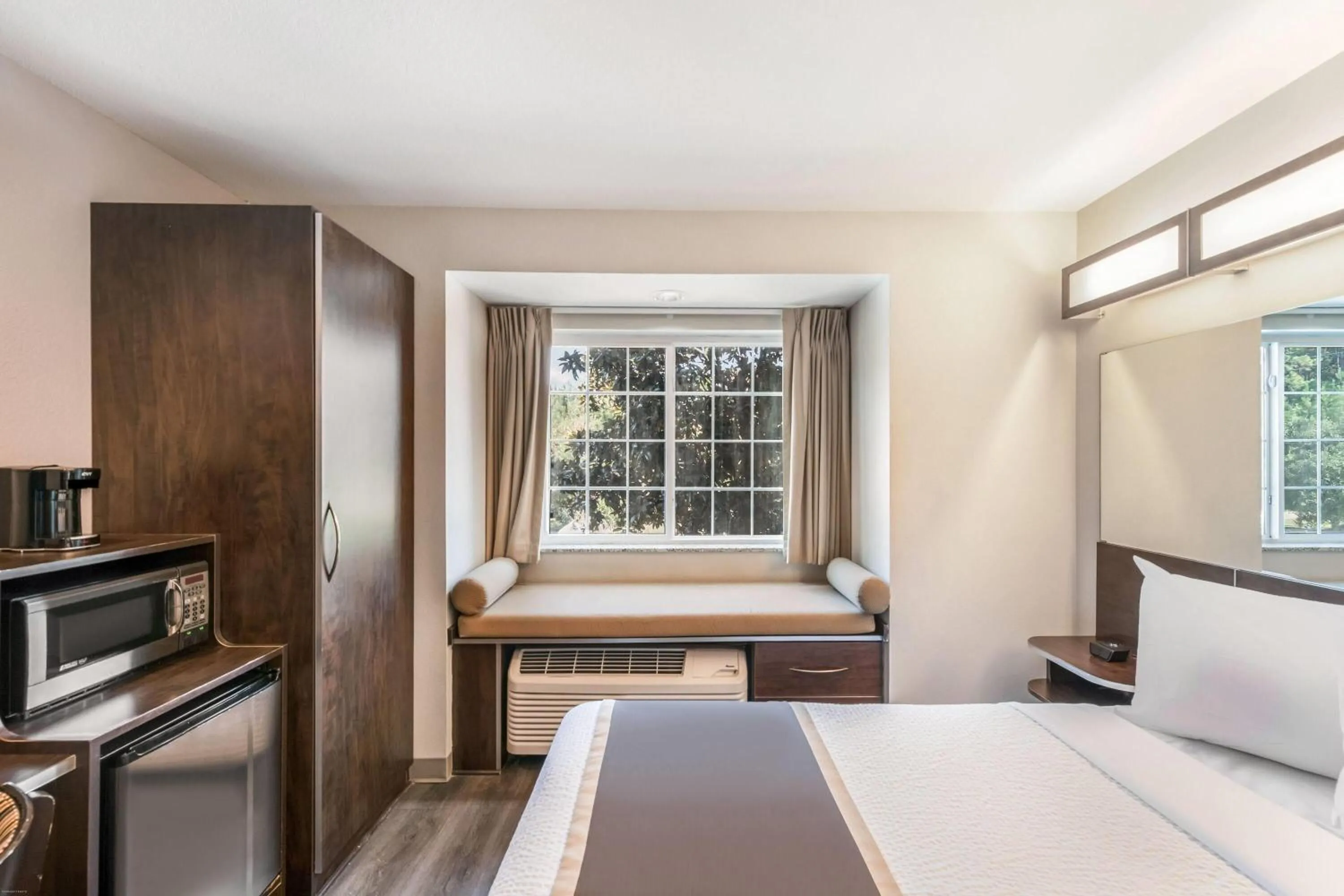 Queen Room - Disability Access/Non-Smoking in Microtel Inn & Suites by Wyndham Pearl River/Slidell