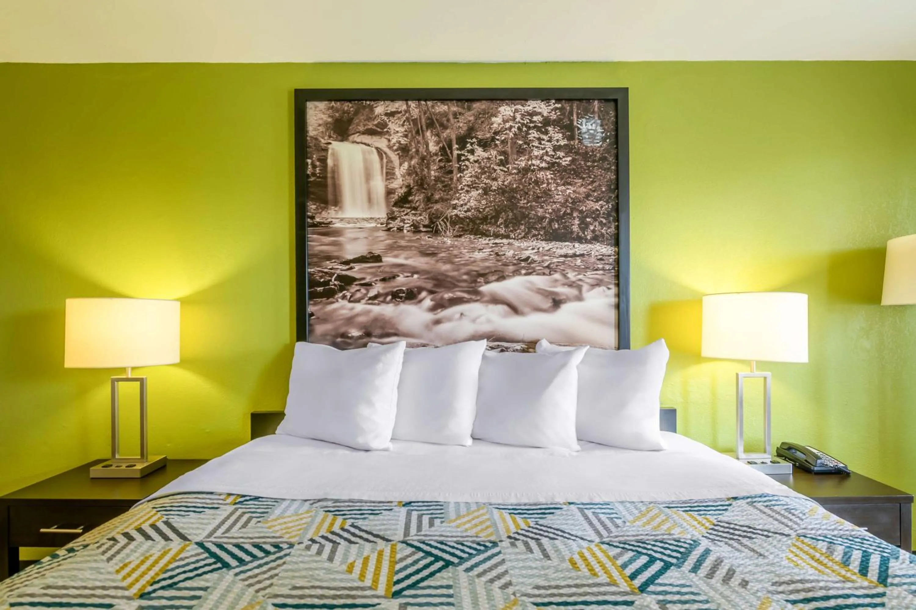 Queen Room - Smoking in Super 8 by Wyndham Forsyth