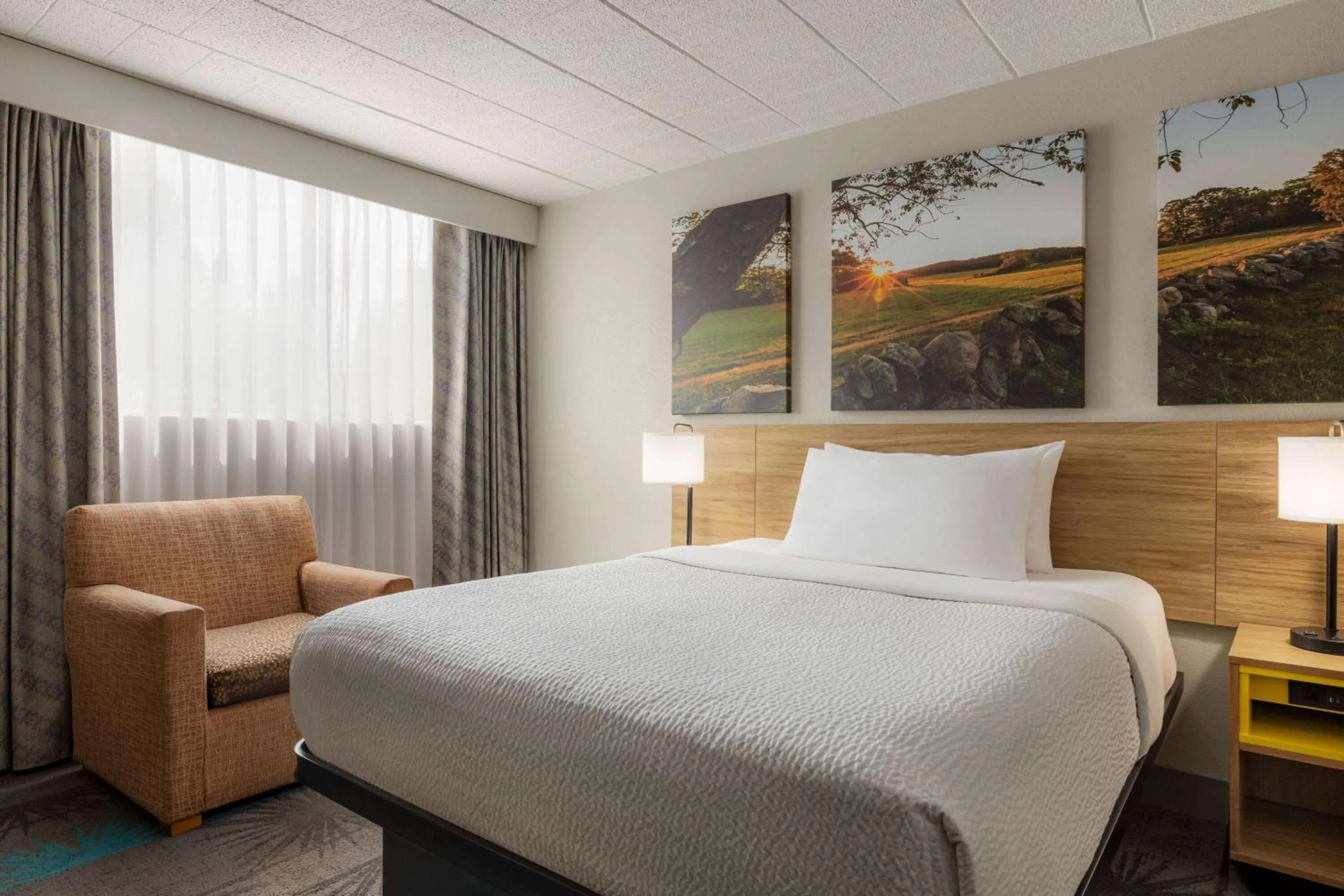 Queen Room - Non-Smoking in Days Hotel by Wyndham Allentown Airport / Lehigh Valley