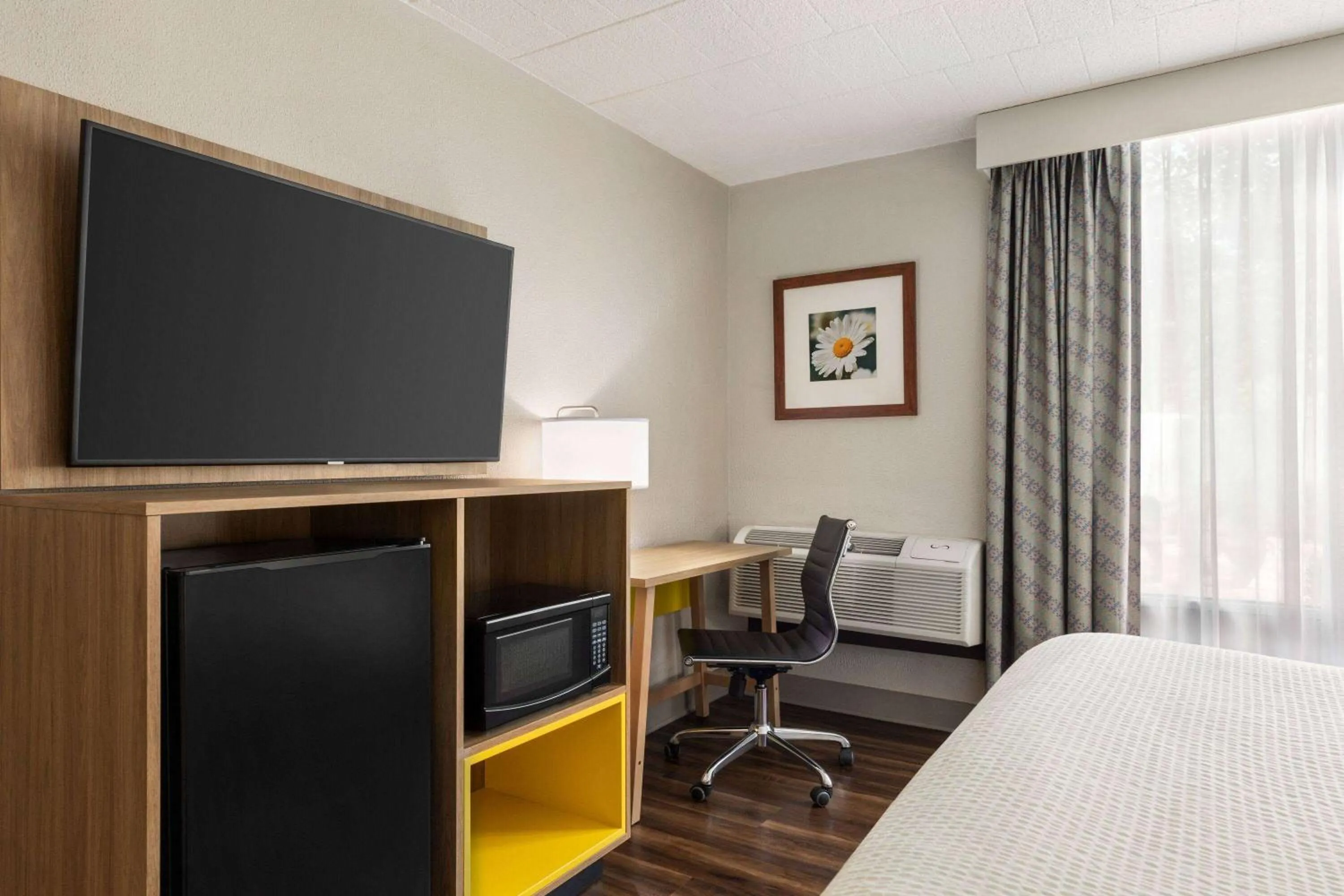 Queen Room - Mobility Access/Non-Smoking in Days Hotel by Wyndham Allentown Airport / Lehigh Valley