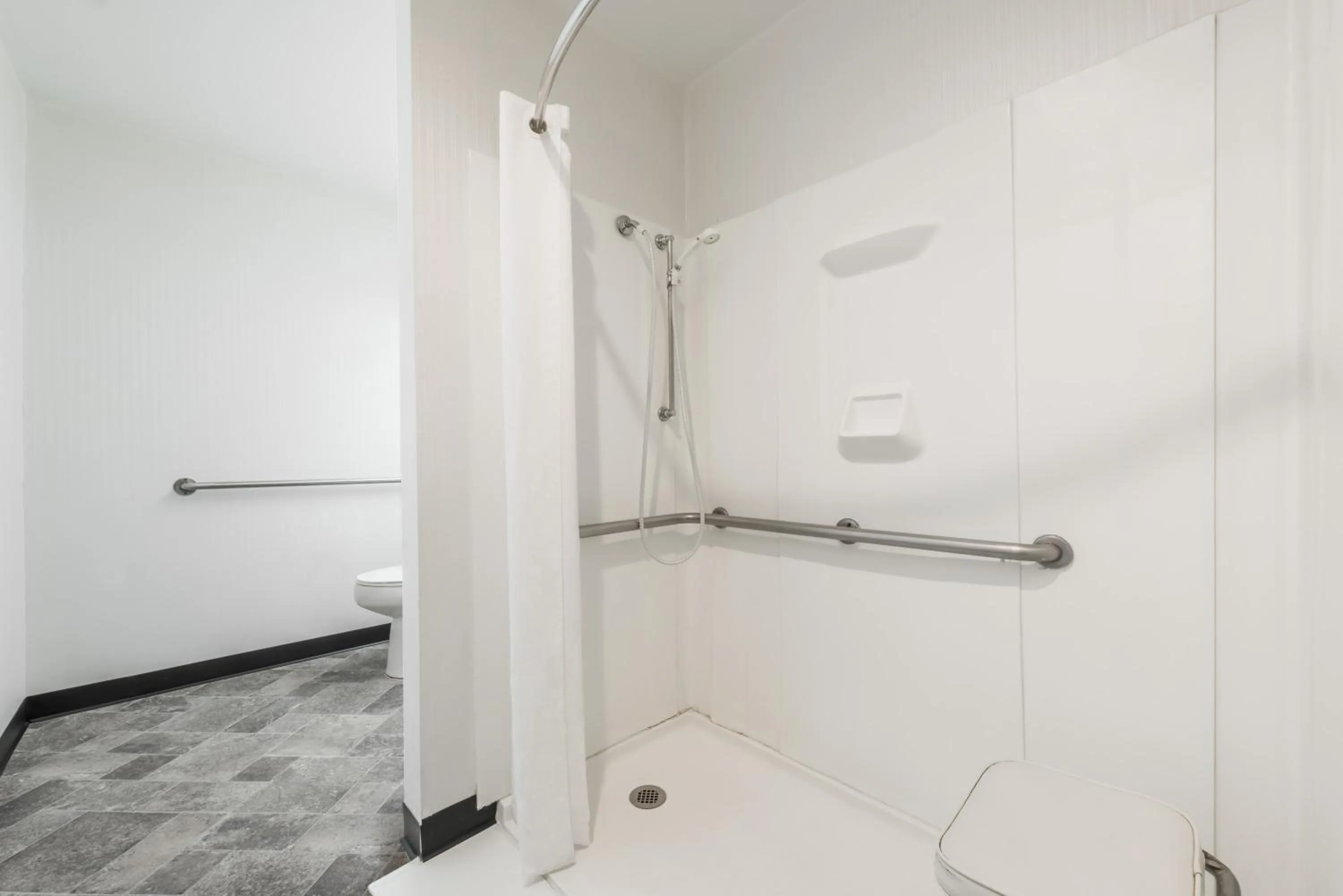 Queen Room - Disability Access/Non-Smoking in Knights Inn Allentown