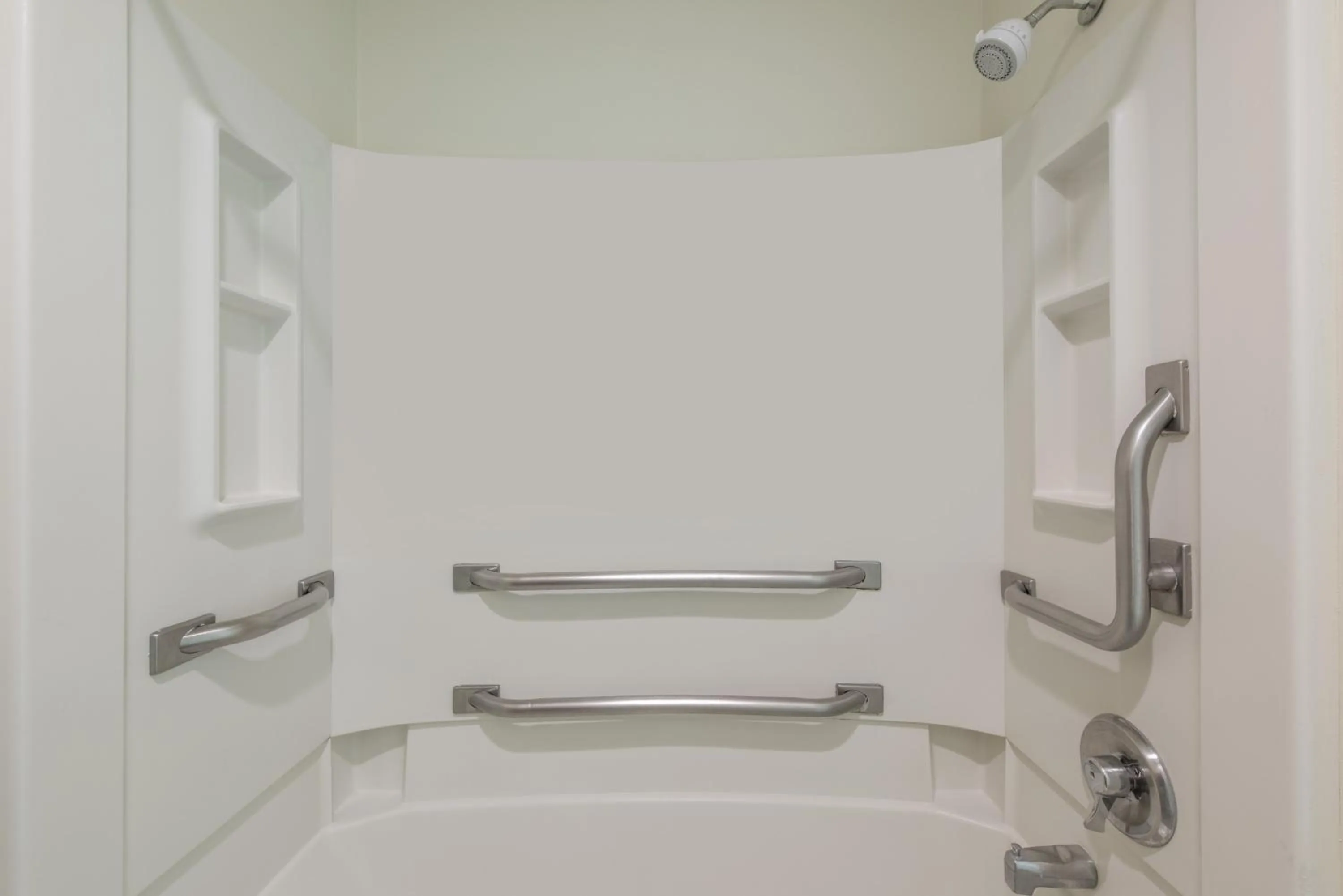 Queen Room - Disability Access - Smoking in Knights Inn Allentown