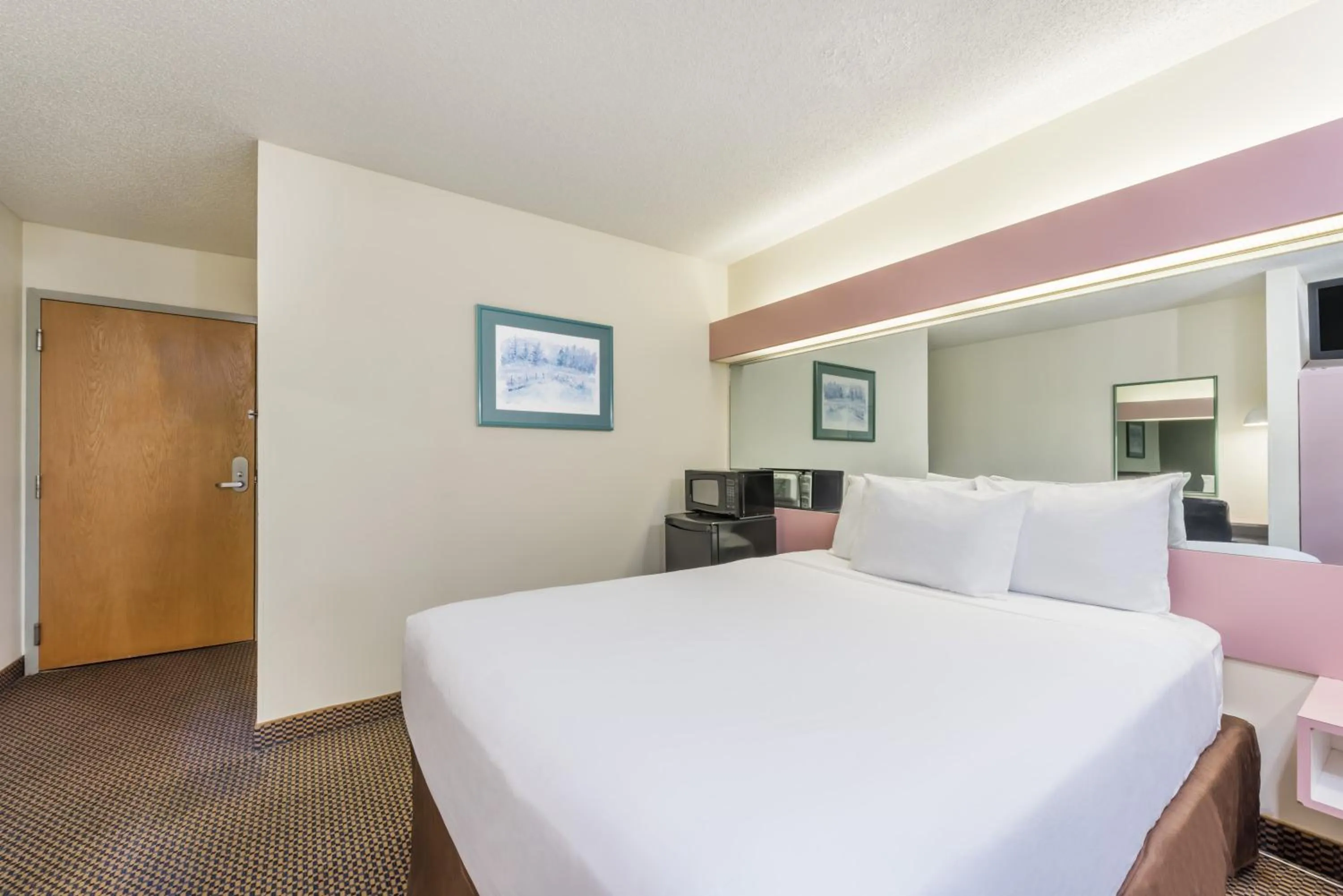 Queen Room - Non-Smoking in Knights Inn Allentown