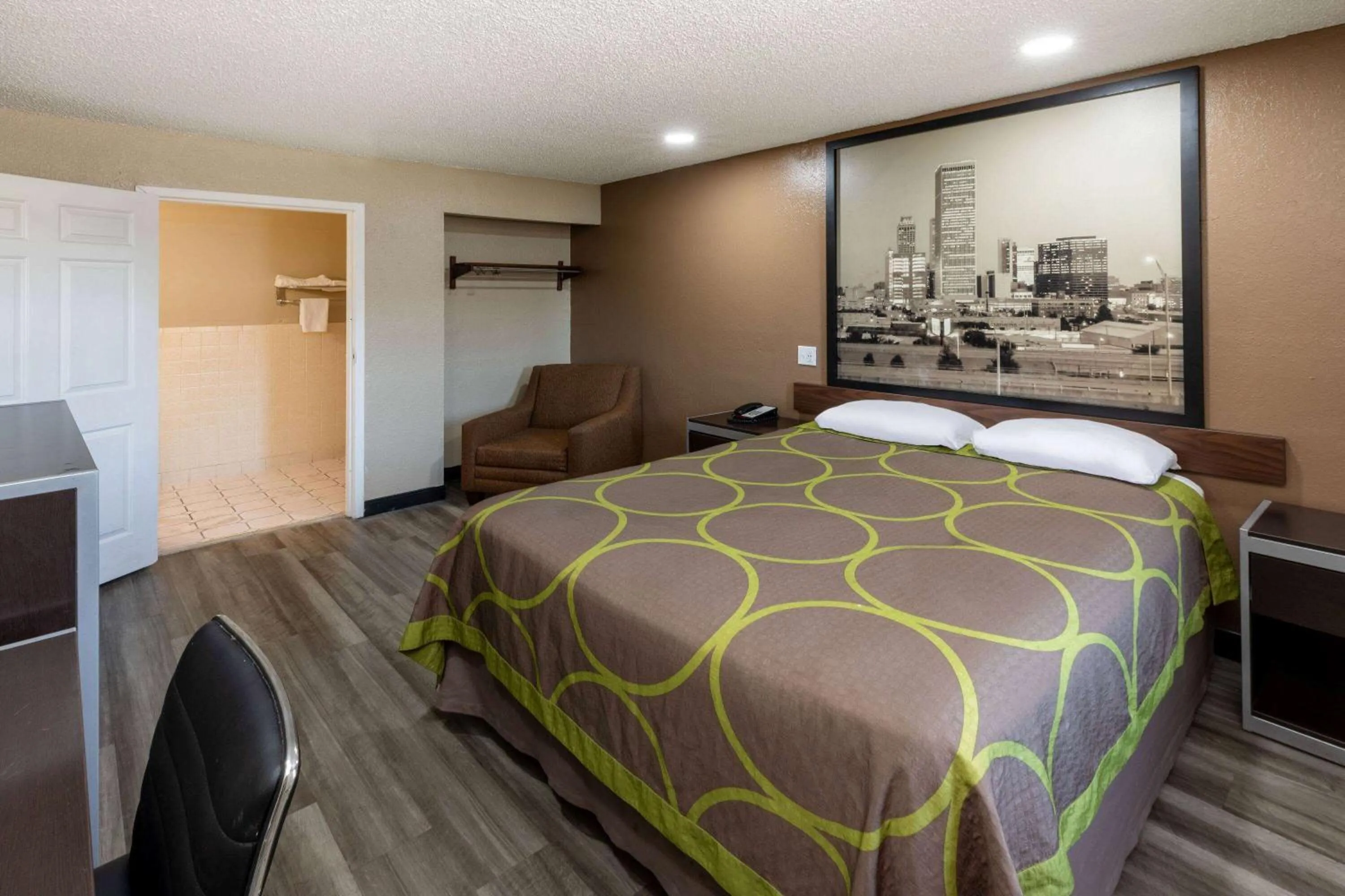 Queen Room - Disability Access/Non-Smoking in Super 8 by Wyndham Tulsa/Arpt/St Fairgrounds