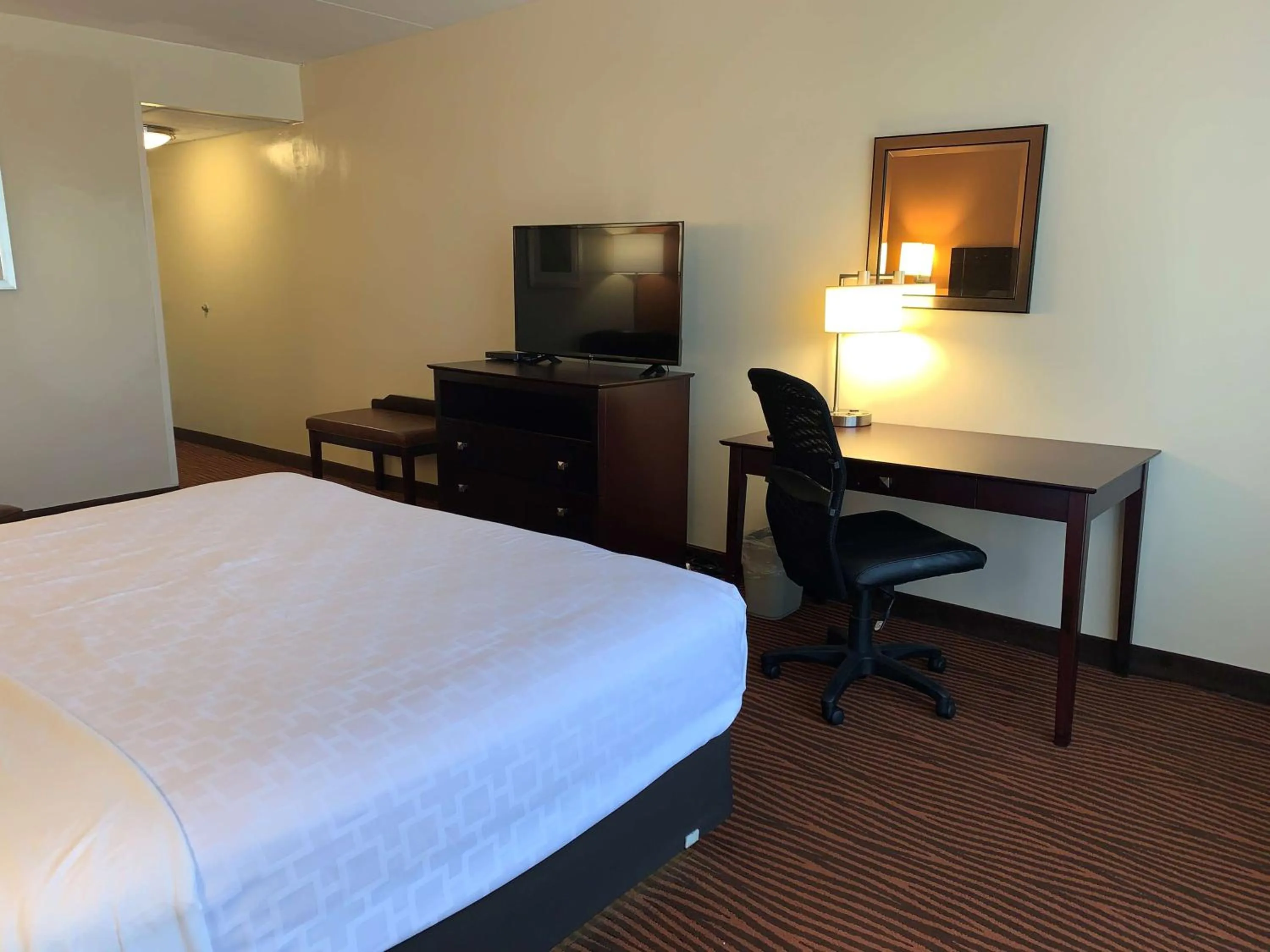 Deluxe King Room - Non-Smoking in Best Western Executive Hotel New Haven-West Haven