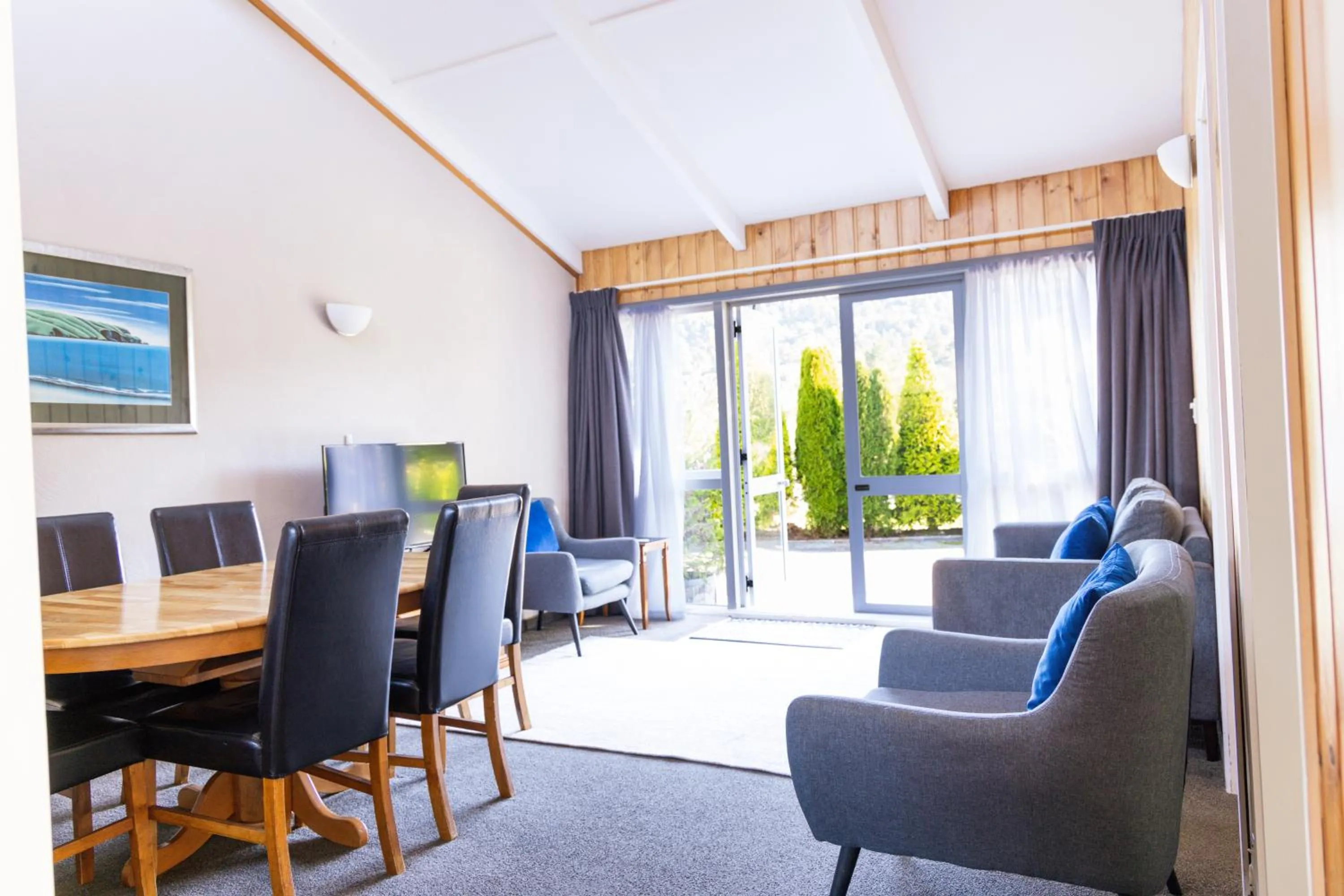 Two-Bedroom Apartment in Apostles View Motel