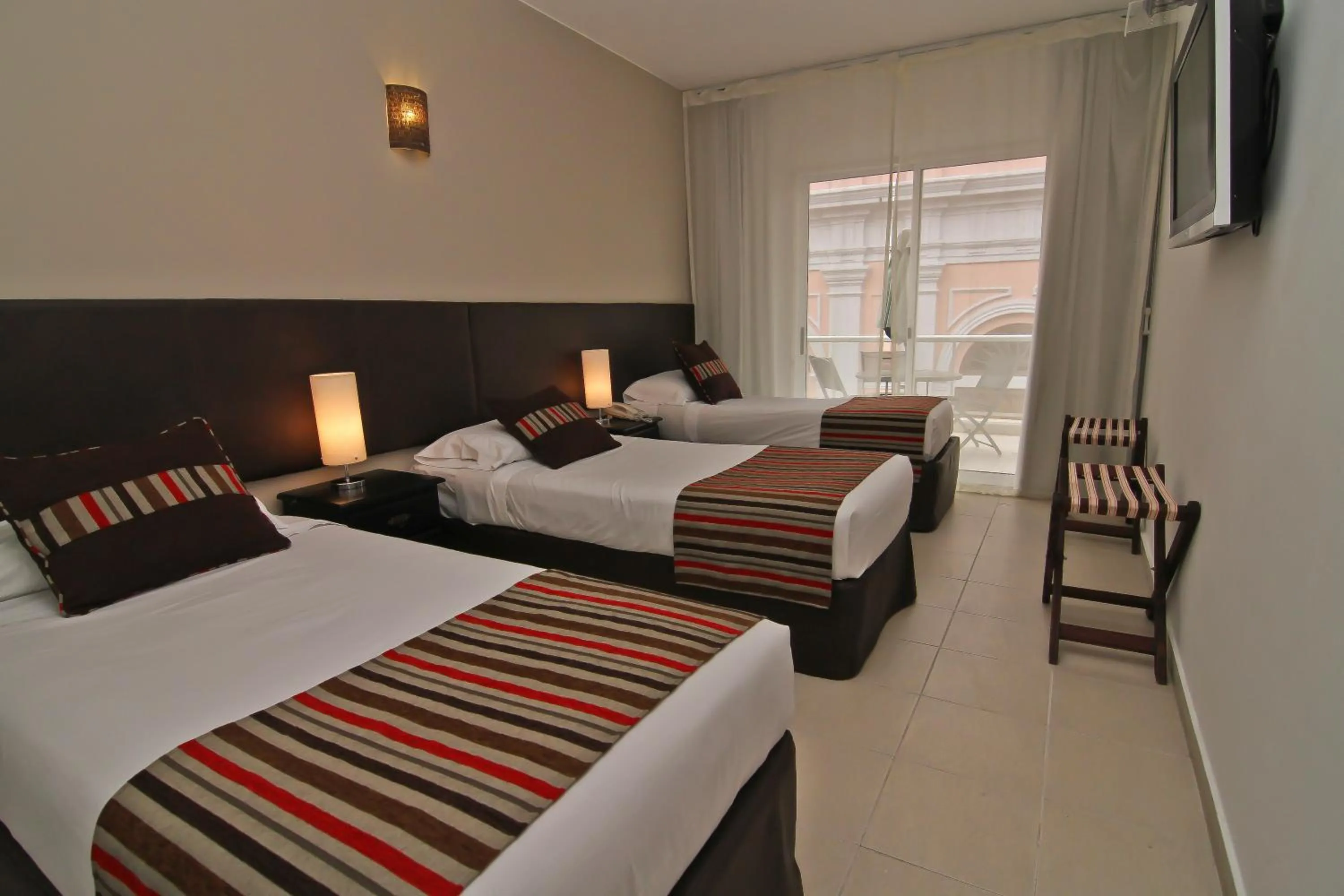 Standard Triple Room in De la Plaza Hotel