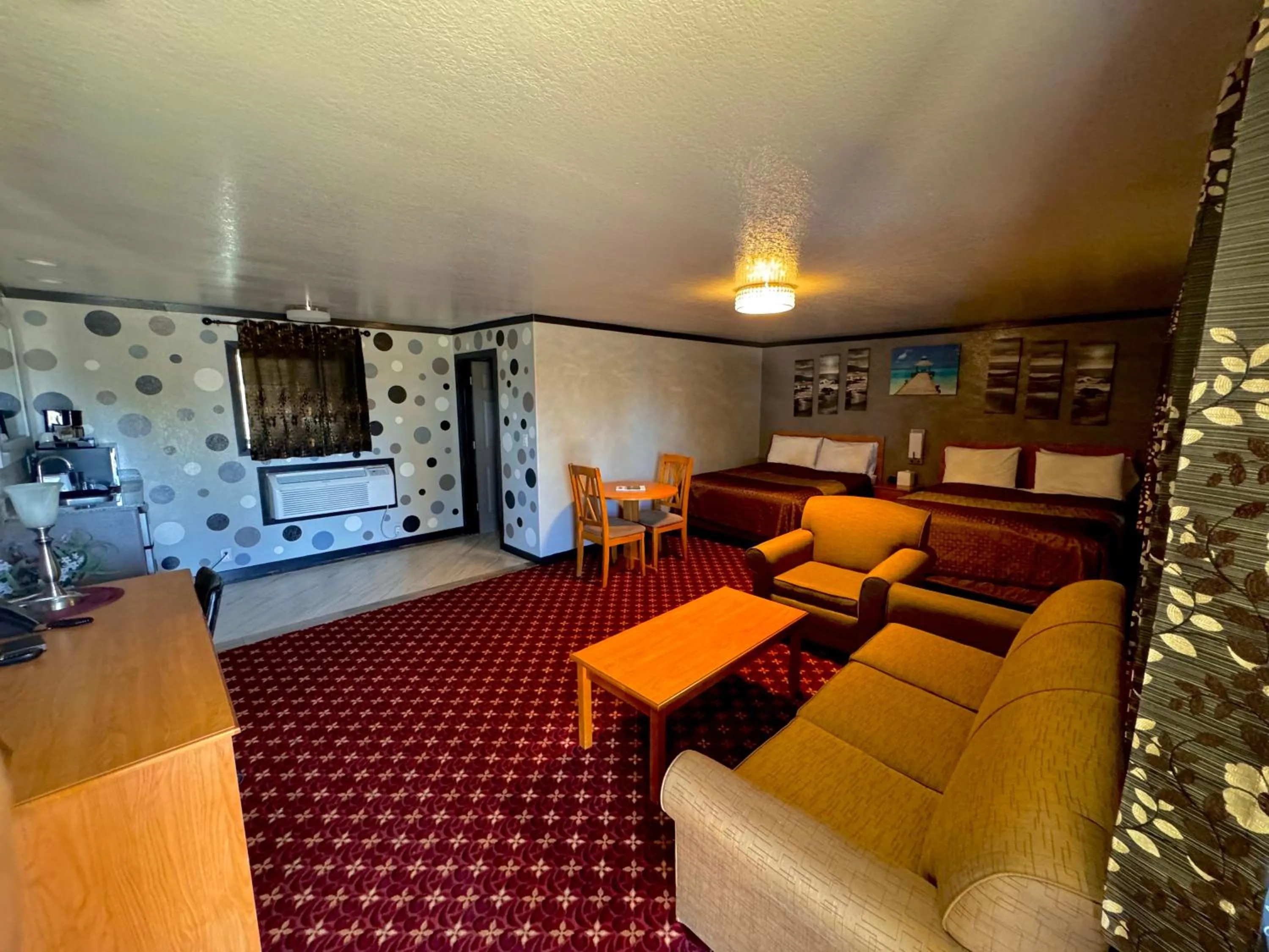 Deluxe Queen Room with Two Queen Beds in Cascade Lodge - Central Bend Retreat