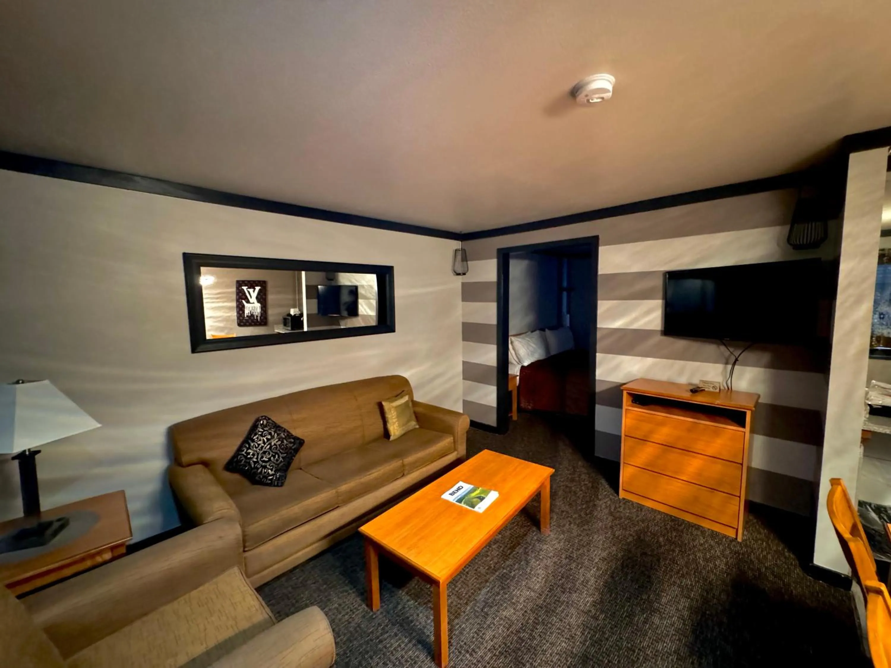 King Studio with Sofa Bed in Cascade Lodge - Central Bend Retreat