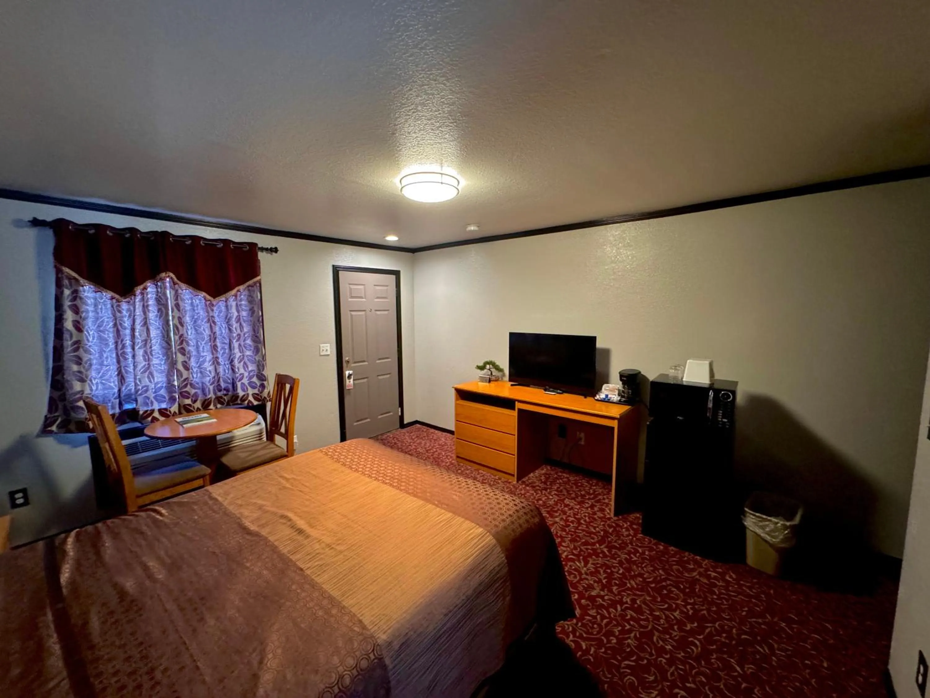 Queen Room in Cascade Lodge - Central Bend Retreat