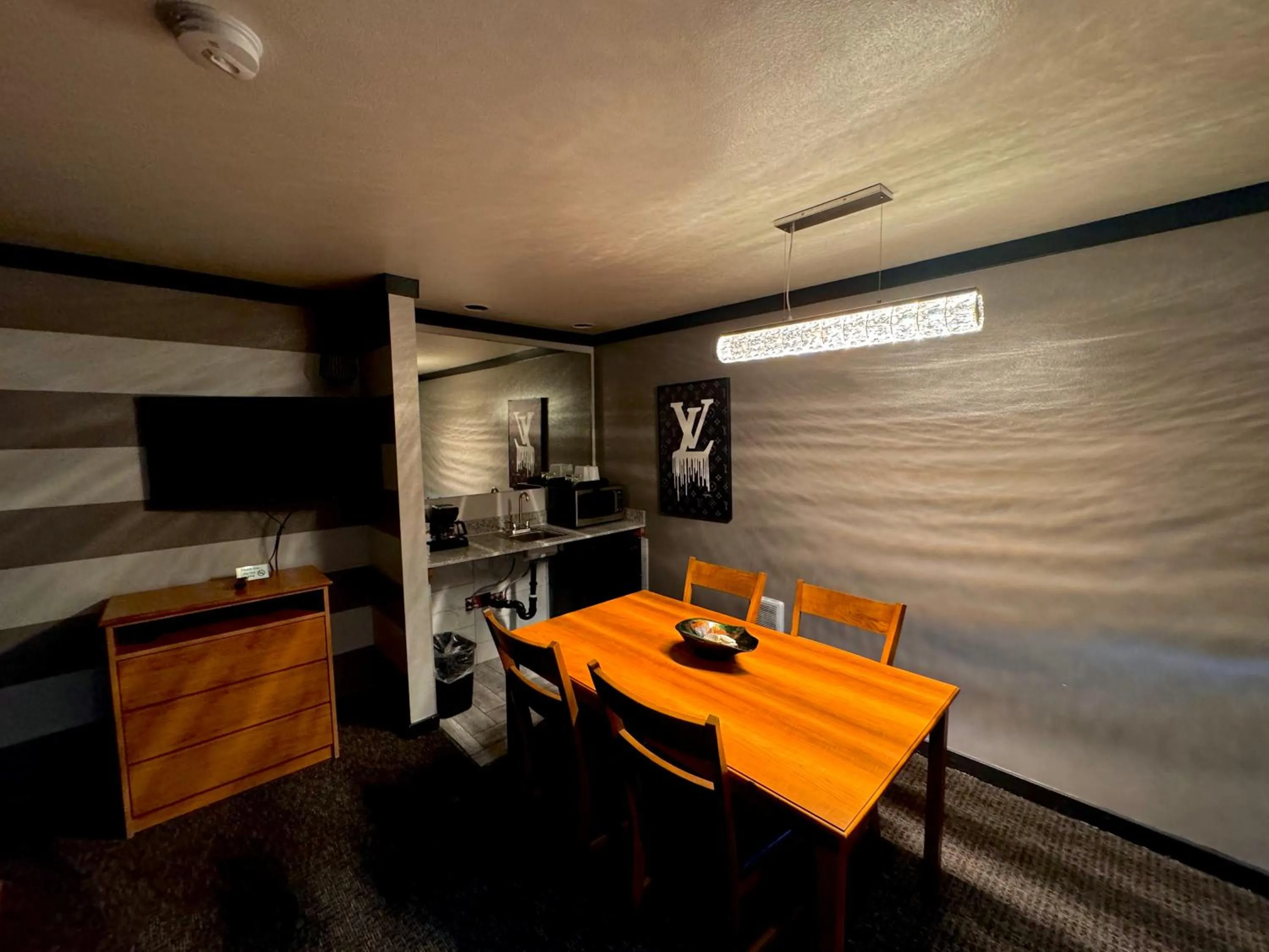 Queen Suite with Spa Bath in Cascade Lodge - Central Bend Retreat