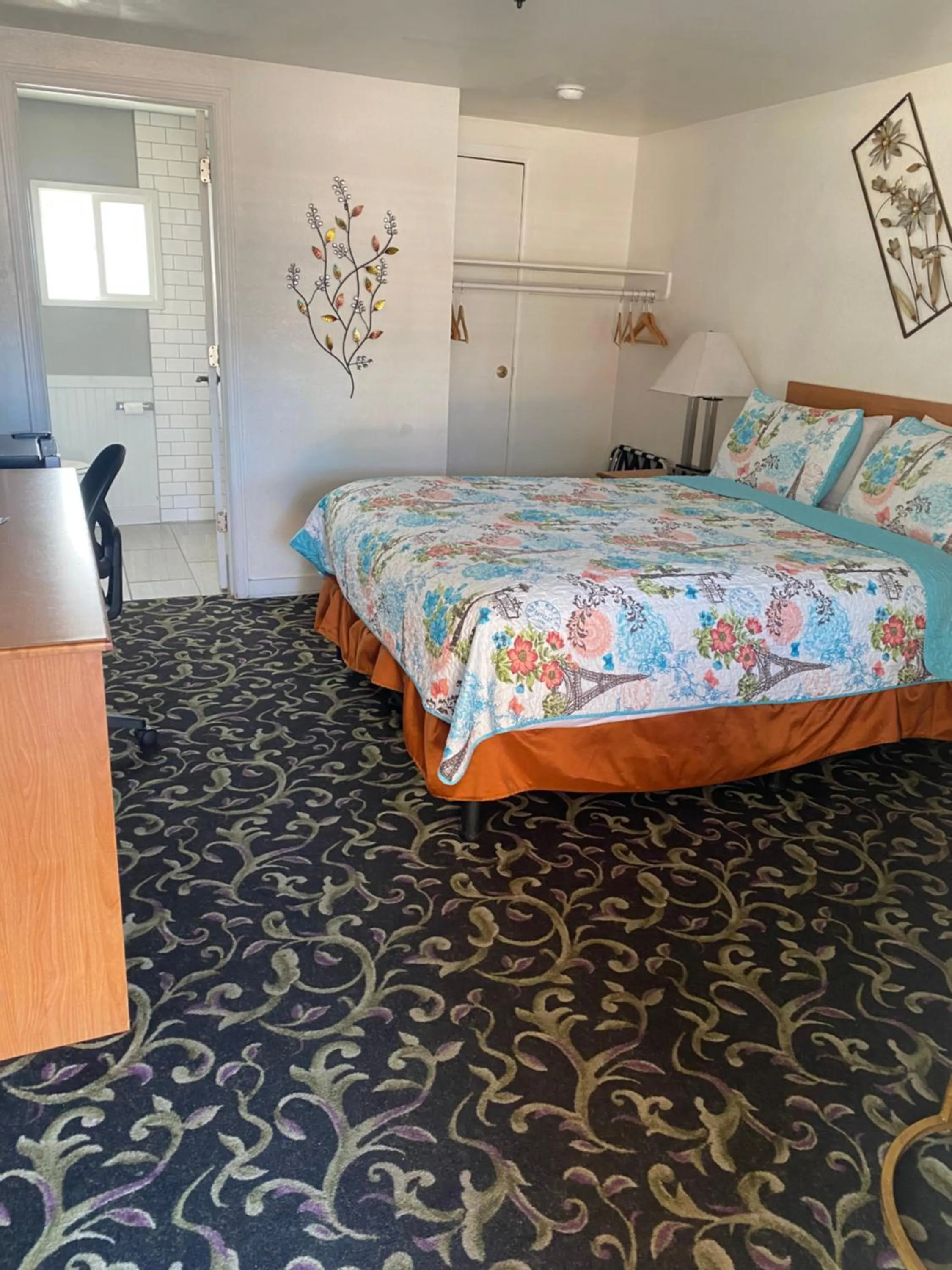 Queen Room in Holiday Motel Bend