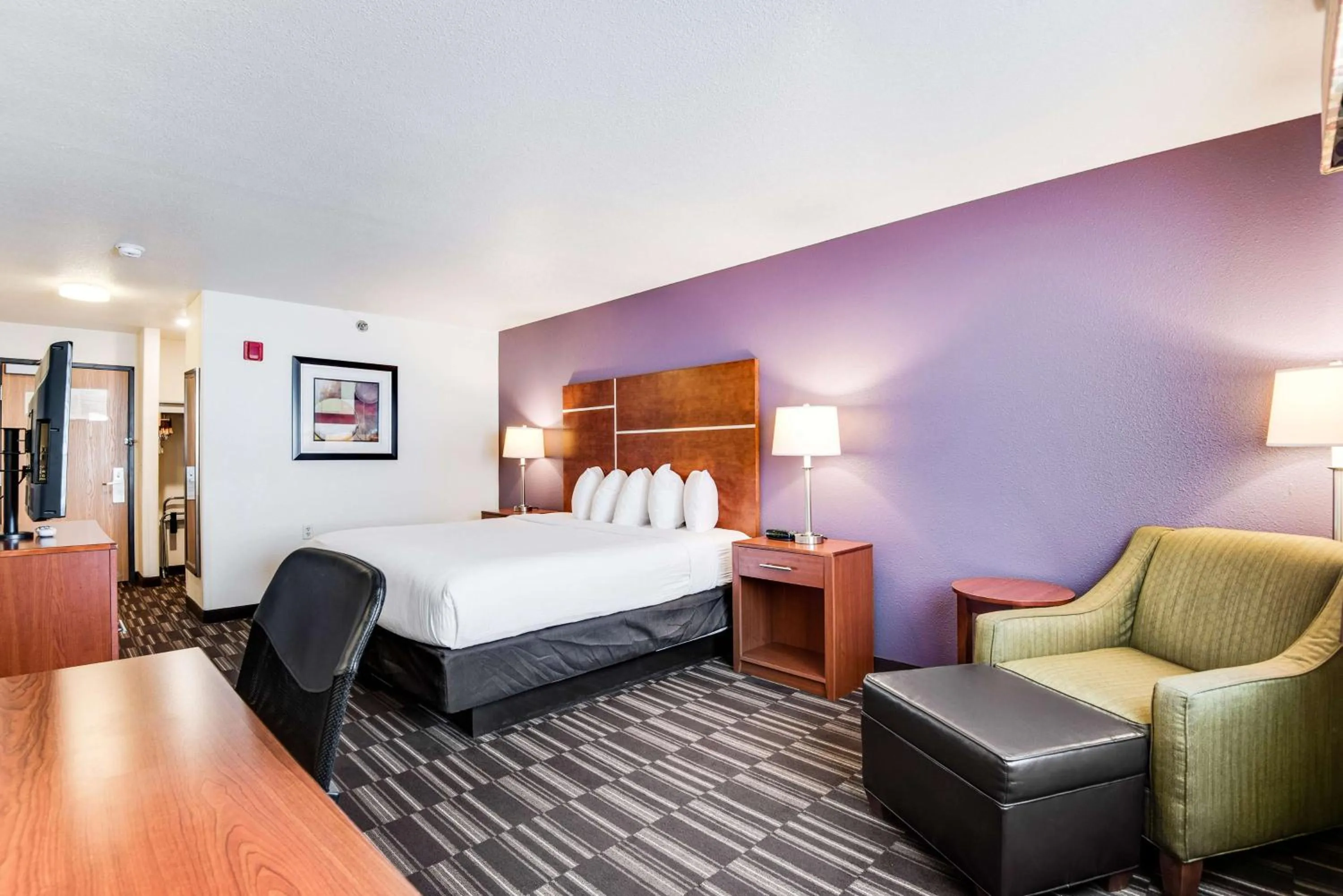 King Room with Roll-In Shower - Disability Access in Best Western Firestone Inn & Suites