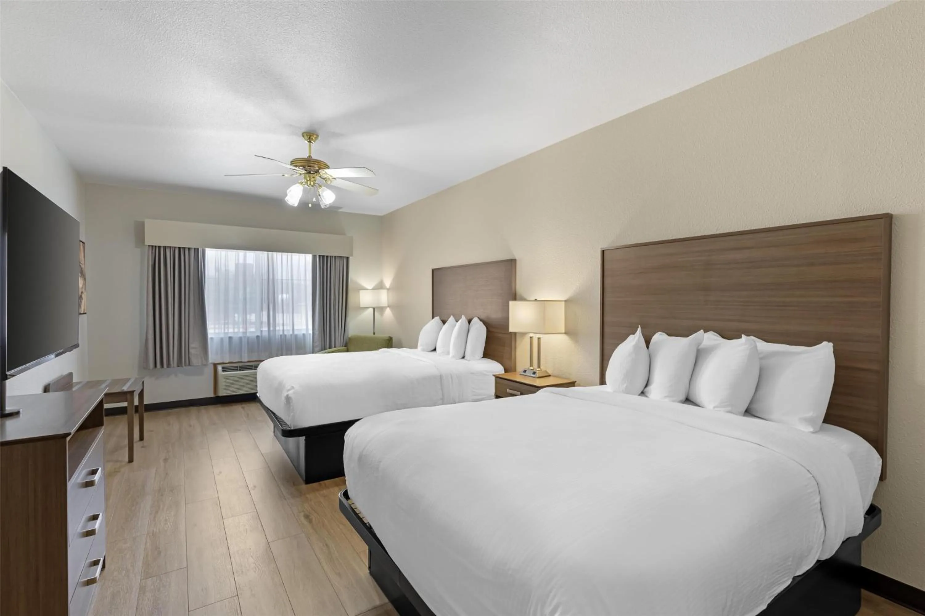 Three-Bedroom Queen Room with Two Sofa Beds in Best Western Firestone Inn & Suites