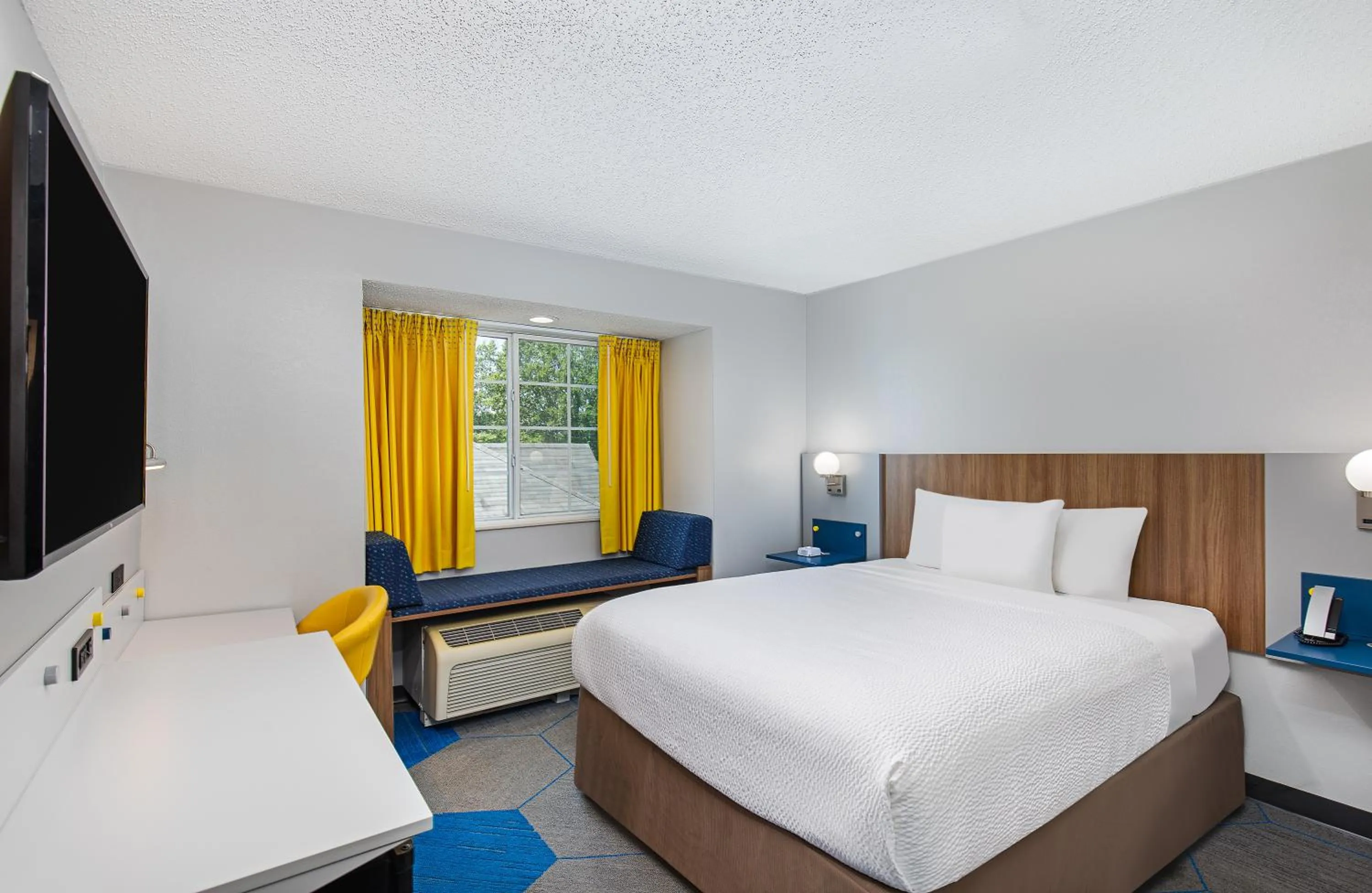 Queen Room with Mobility/Hearing Impaired Access and Tub with Grab Bars, Non-Smoking in Microtel Inn & Suites Columbus North
