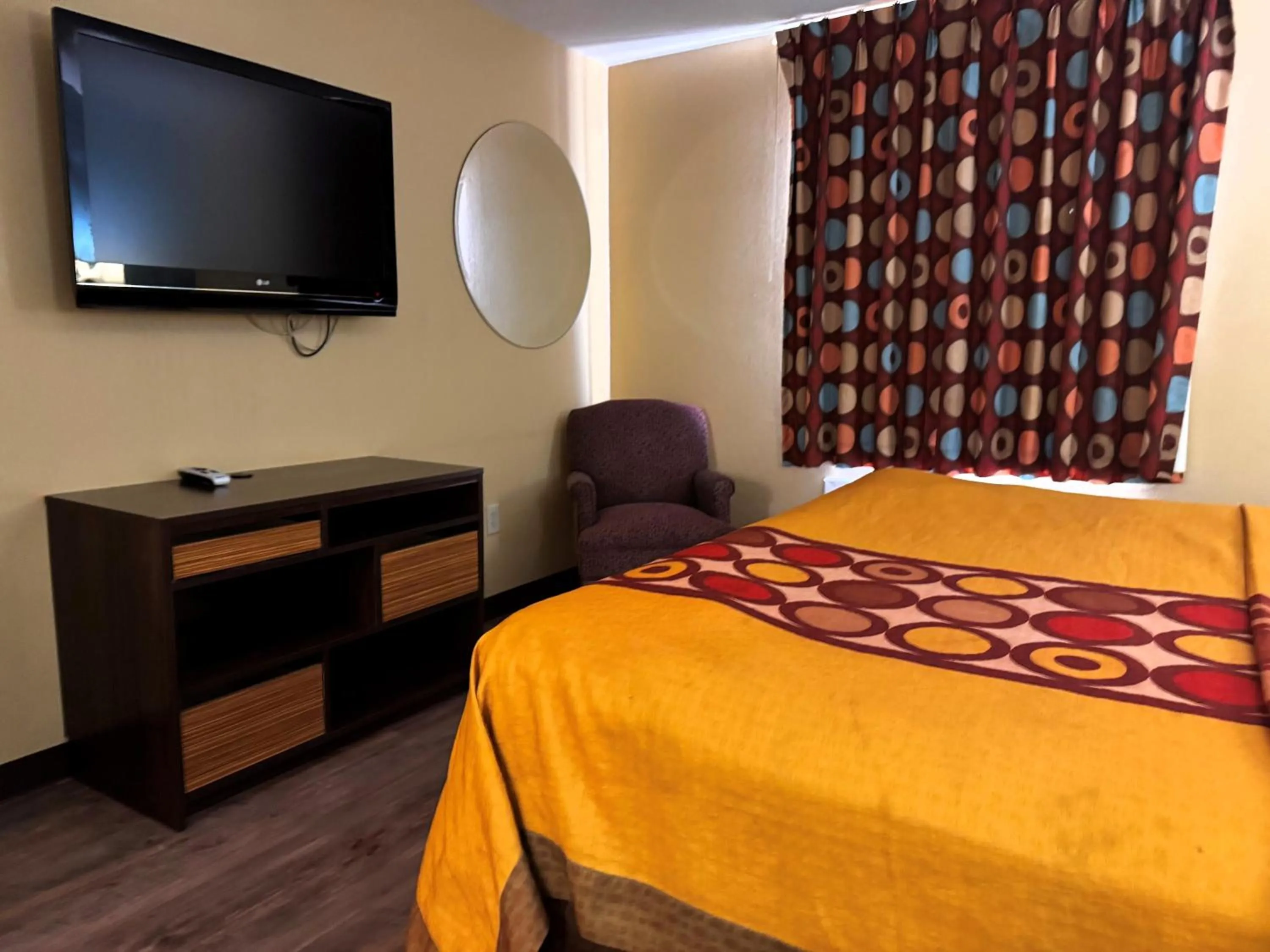 Deluxe King Room  with Spa Bath- Smoking in Super 8 by Wyndham Jackson Ridgeland