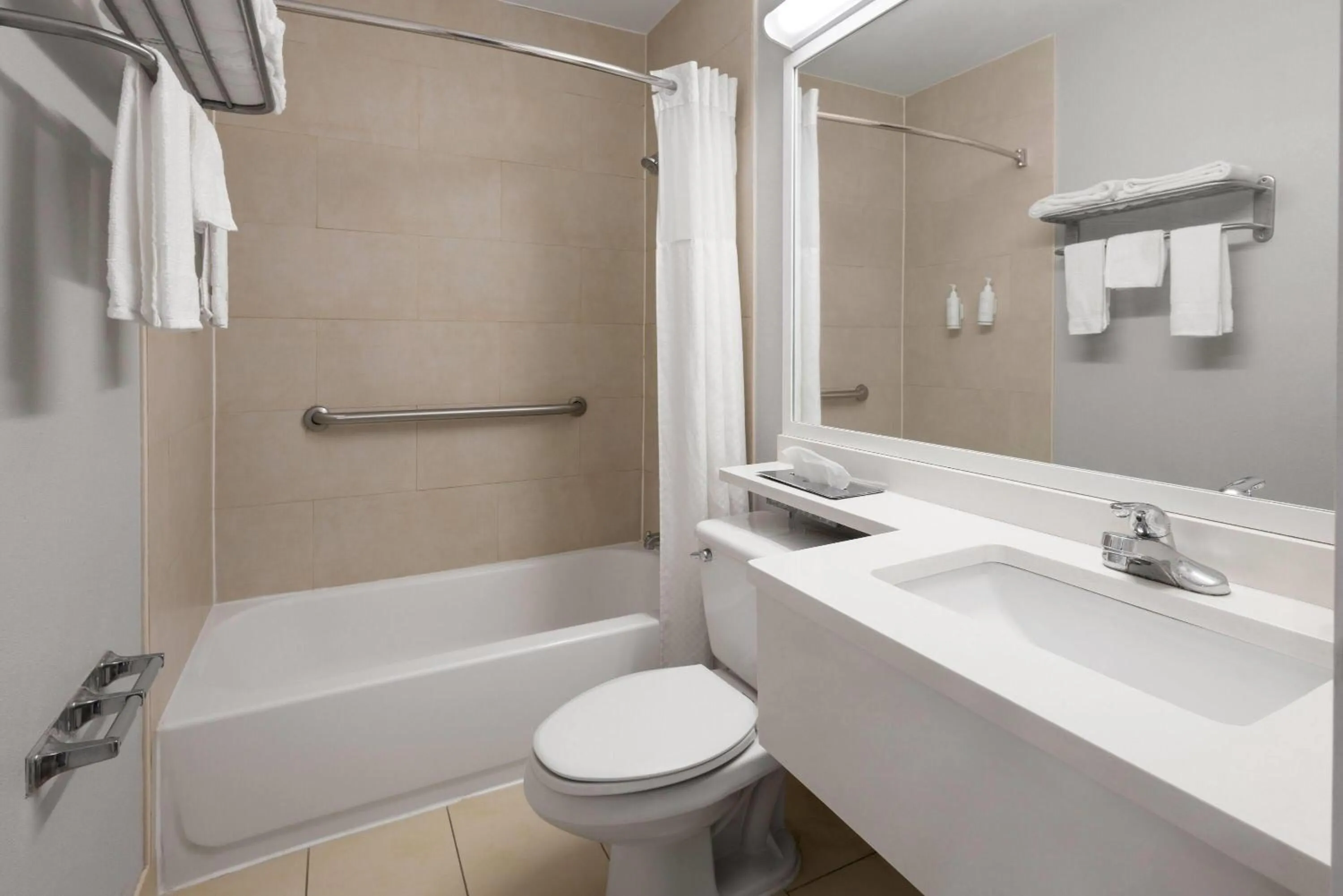 Queen Room - Non-Smoking in Microtel Inn by Wyndham - Albany Airport