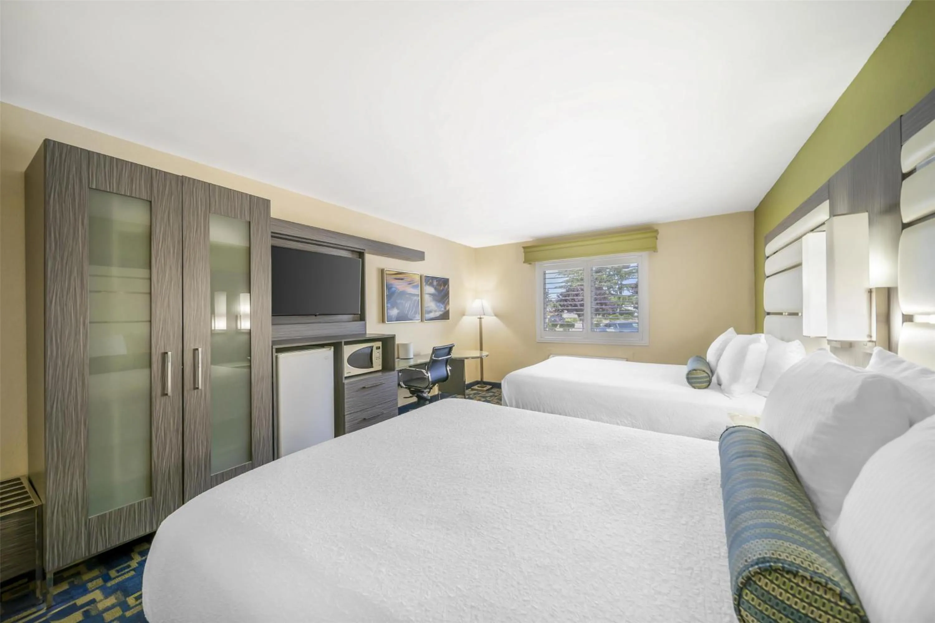 Queen Room with Two Queen Beds and Roll-In Shower - Mobility Access/Non-Smoking in Best Western Antelope Inn & Suites