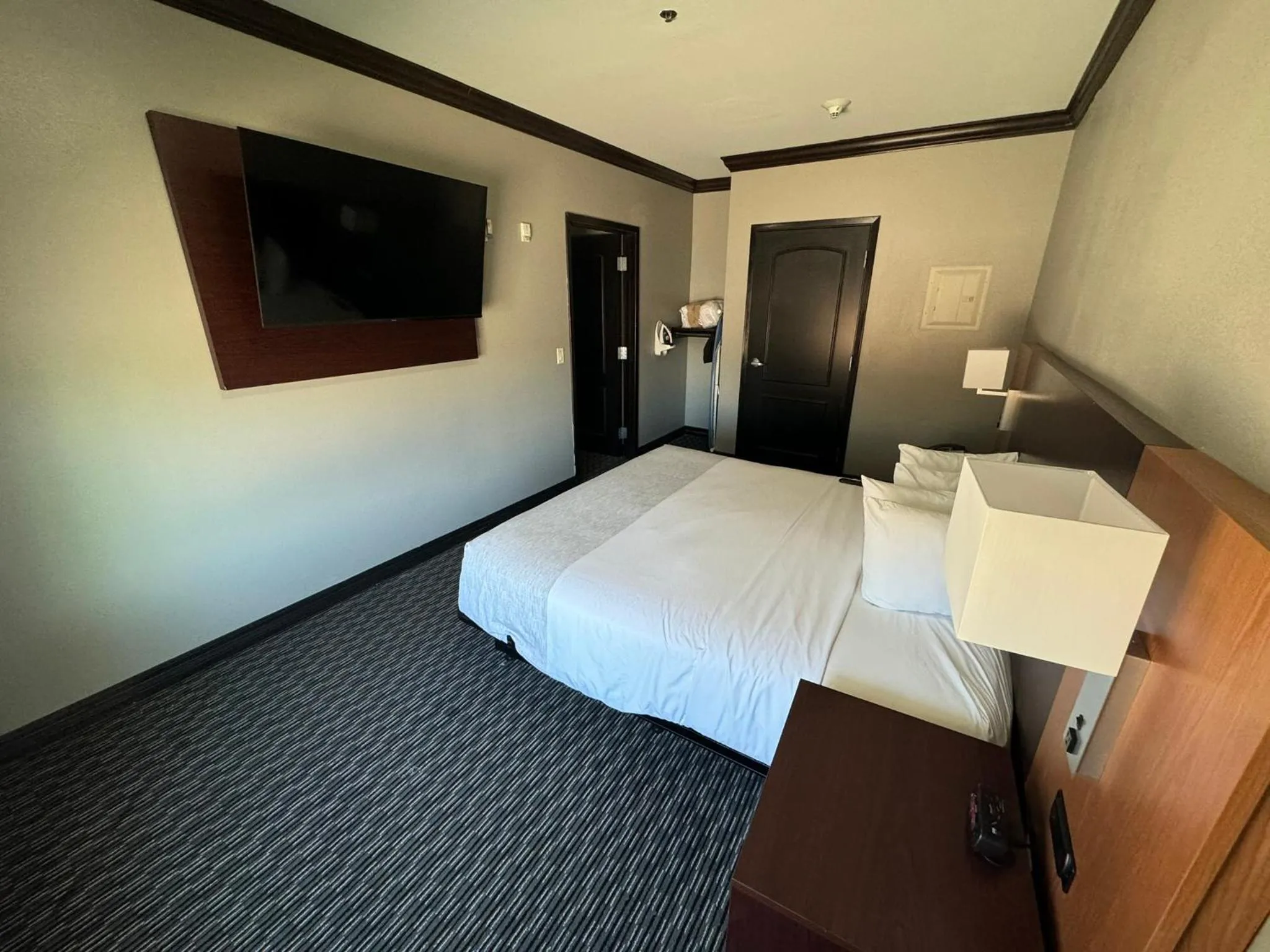 Deluxe King Suite with Tub with Grab Bars - Mobility and Hearing Impaired Access/Non-Smoking in Hawthorn Suites by Wyndham Lubbock