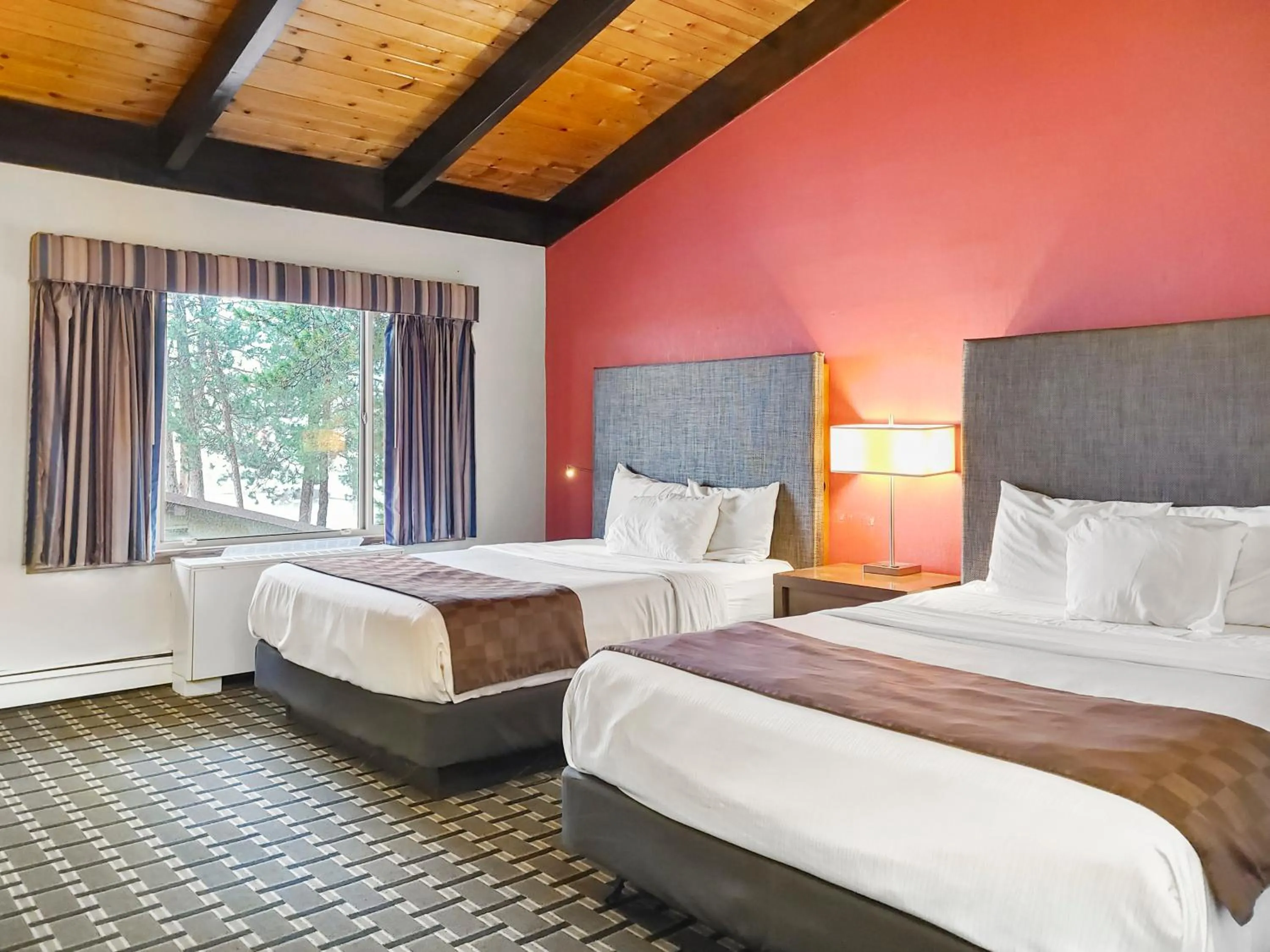 2 Queens High Ceiling in Americas Best Value Inn Hinckley