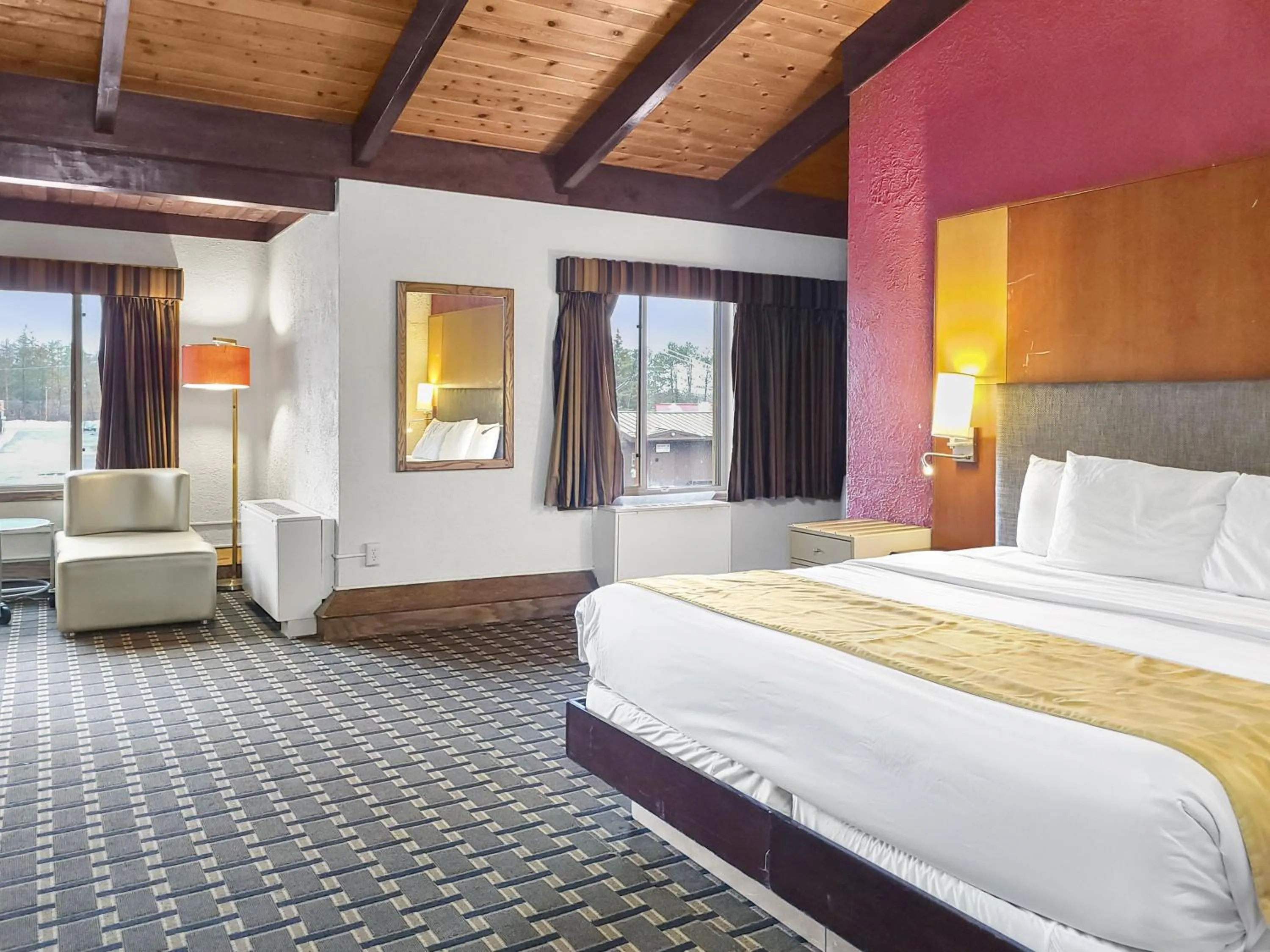 1 Deluxe King Fireplace in Americas Best Value Inn Hinckley