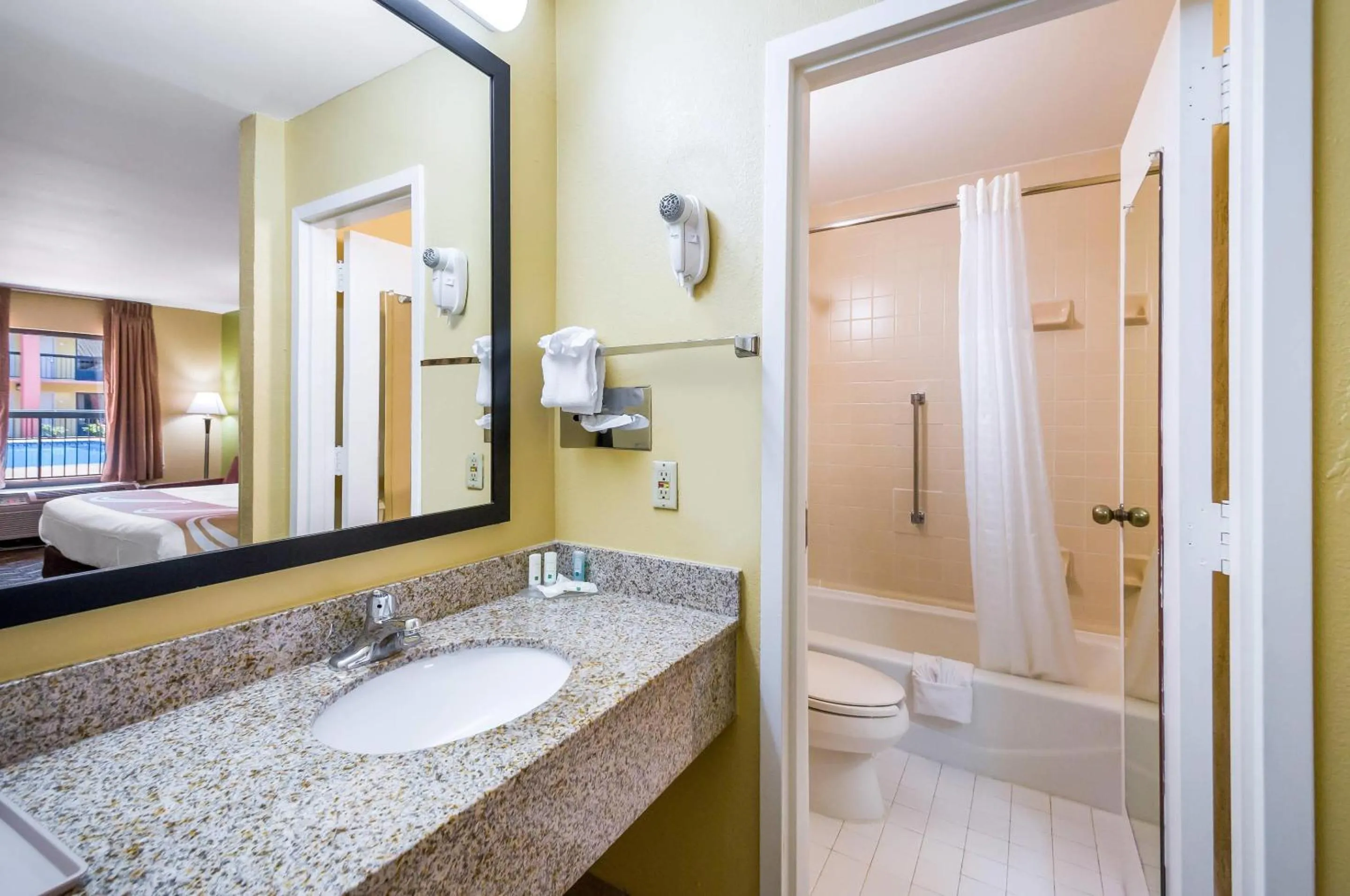 King Room in Quality Inn Fredericksburg-Central Park Area