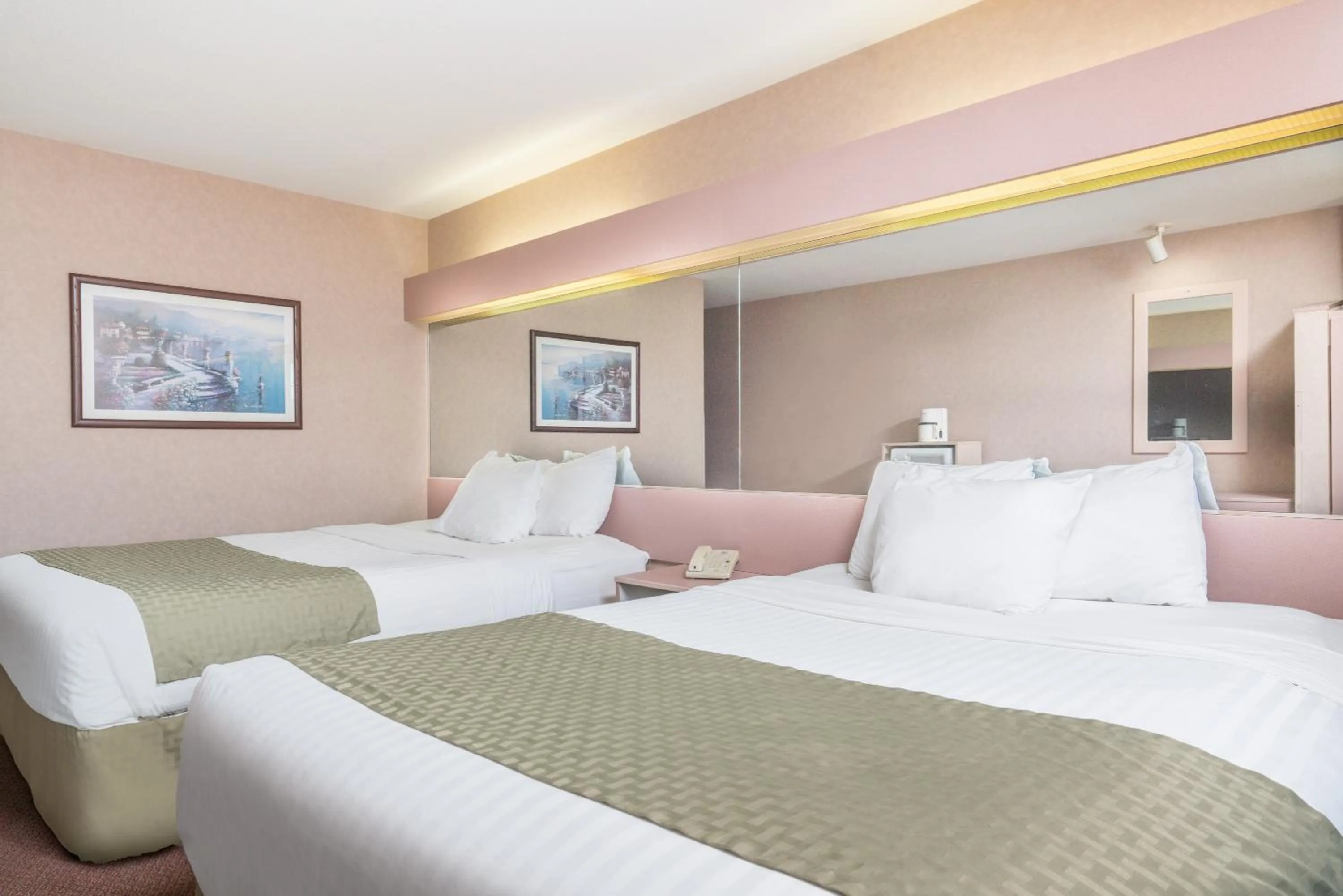 Queen Room with Two Queen Beds - Non-Smoking in Microtel Inn La Crosse Onalaska Area