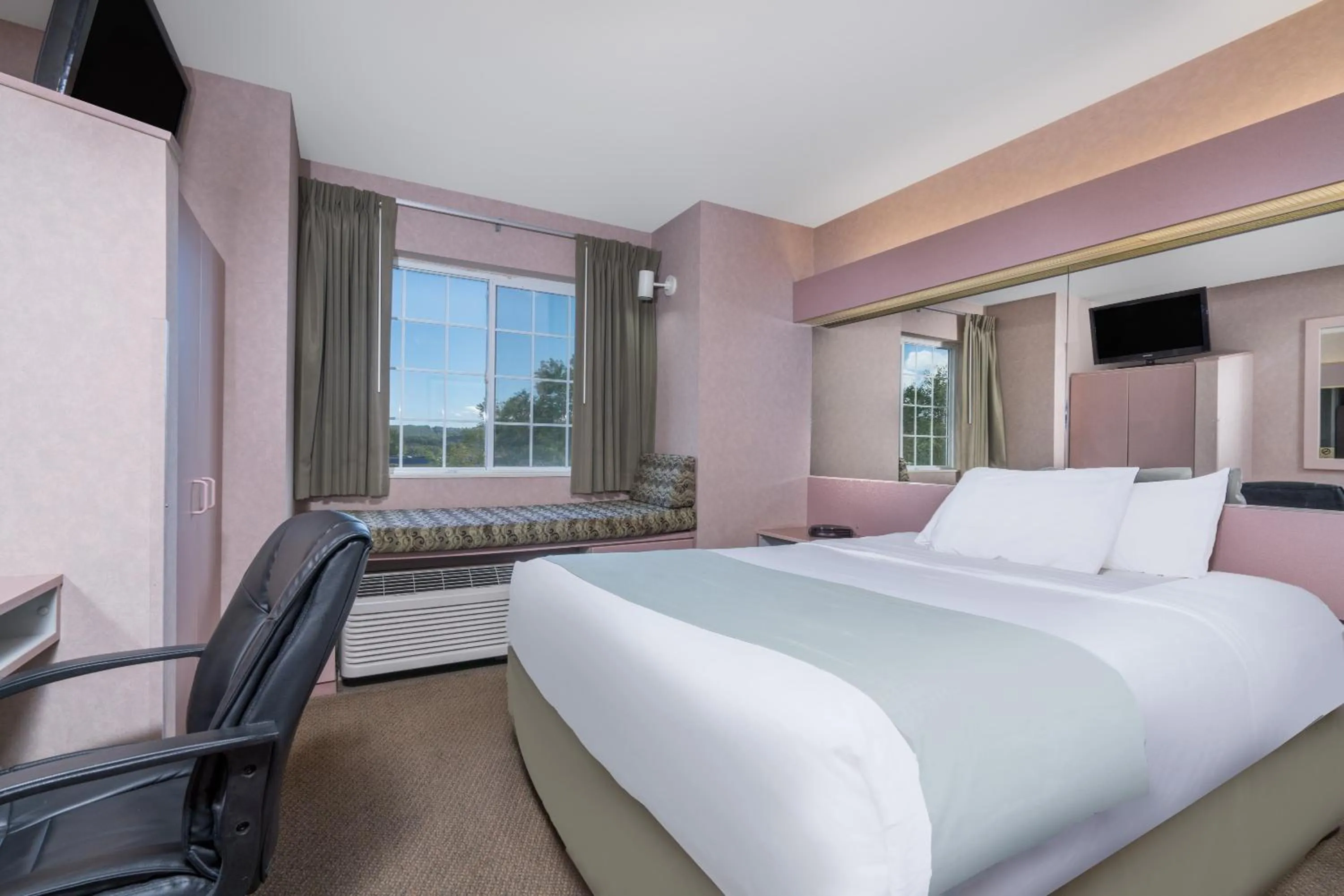 Queen Room - Non-Smoking in Microtel Inn La Crosse Onalaska Area