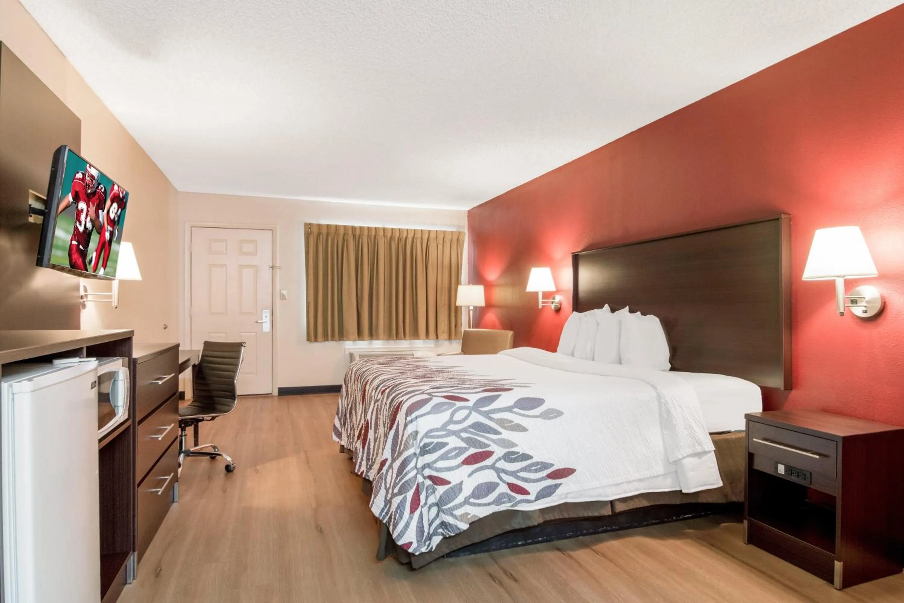 Superior King Room Non-Smoking in Red Roof Inn Acworth - Emerson - LakePoint South
