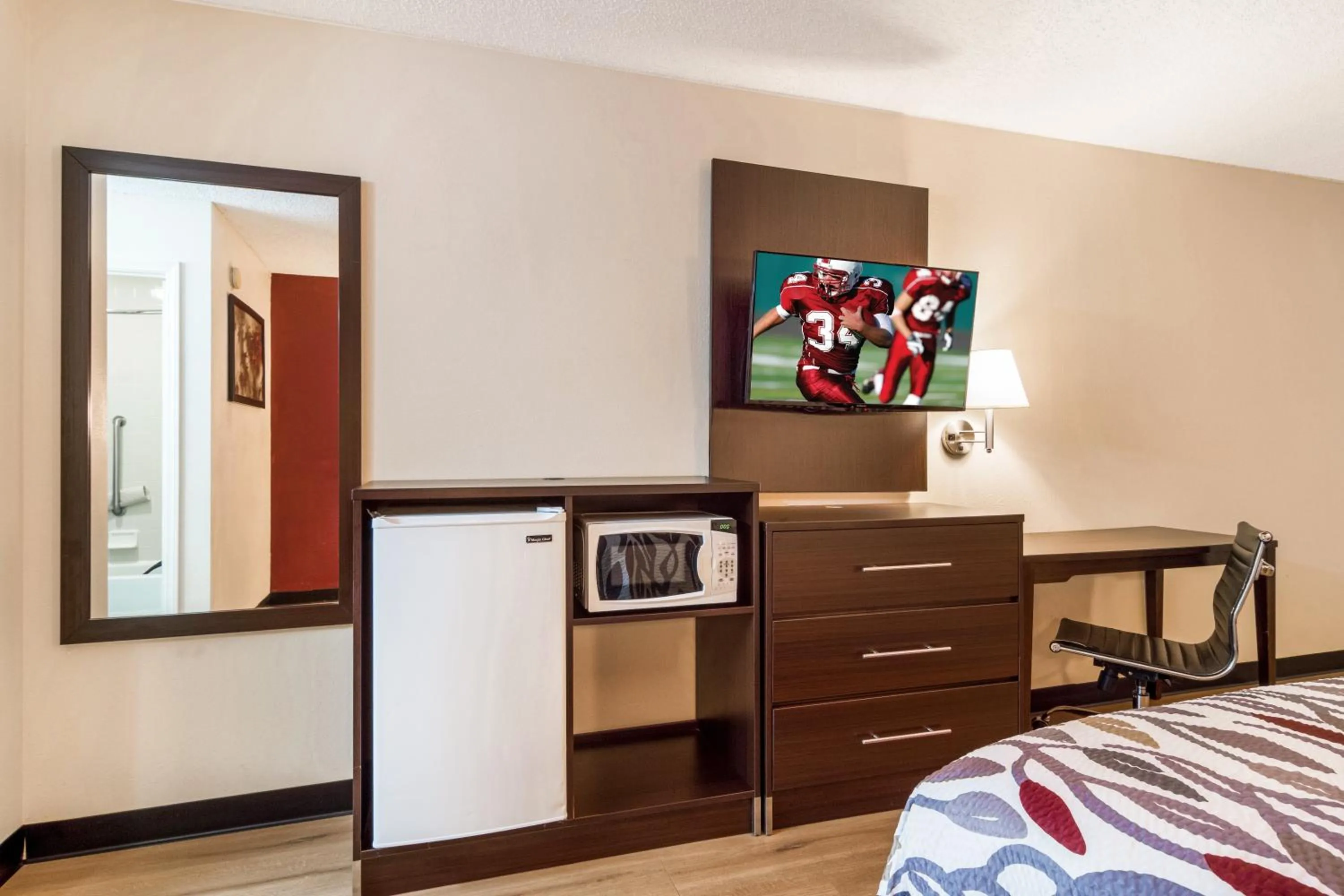 Deluxe King Room Disability Access Non-Smoking in Red Roof Inn Acworth - Emerson - LakePoint South