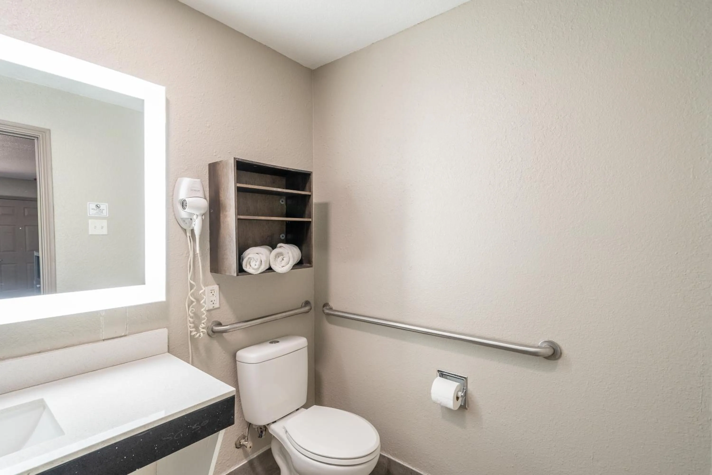 King Room with Roll-In Shower - Mobility/Hearing Accessible - Non-Smoking in Super 8 by Wyndham San Antonio/Riverwalk Area