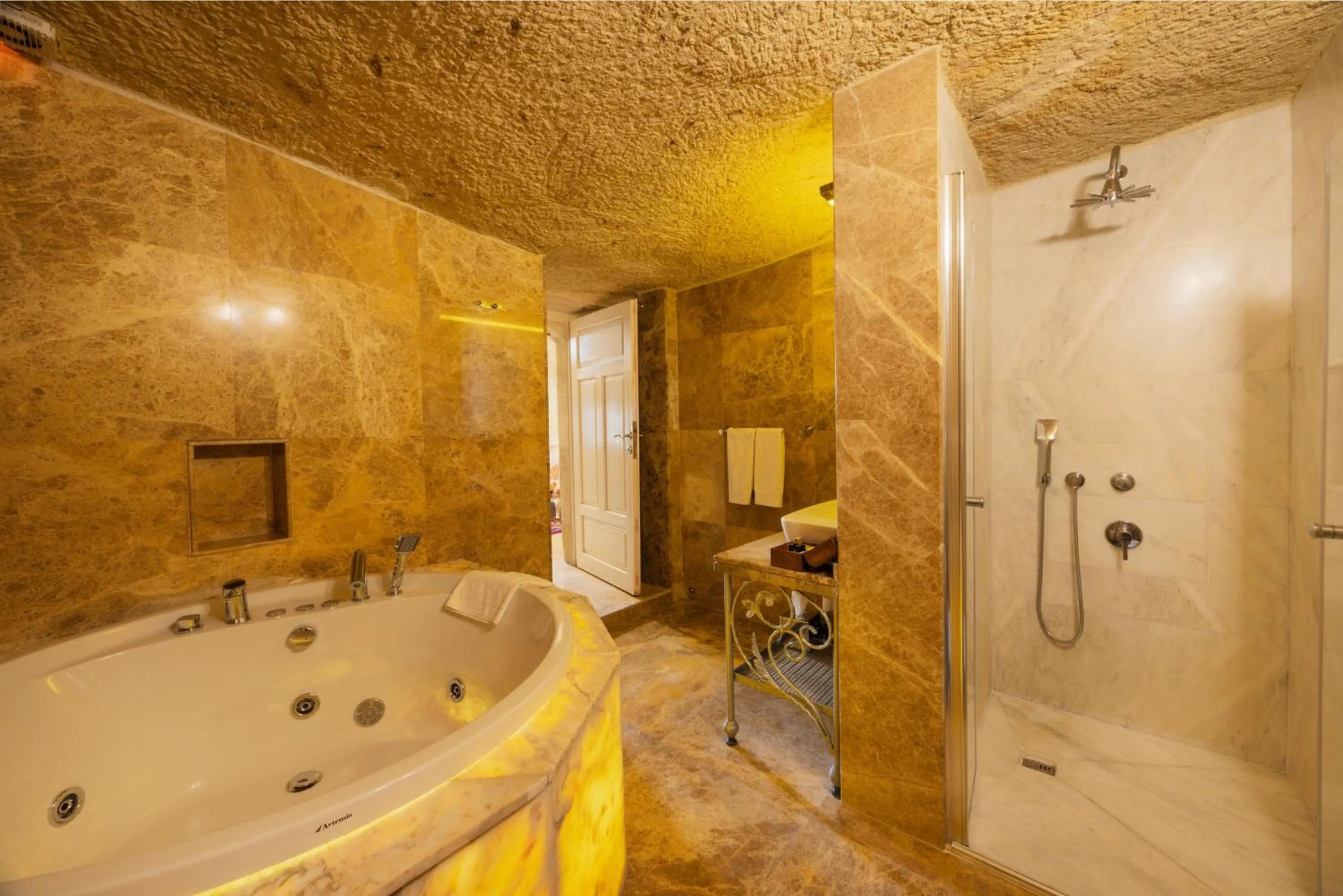 Deluxe Suite in Tafoni Houses Cave Hotel
