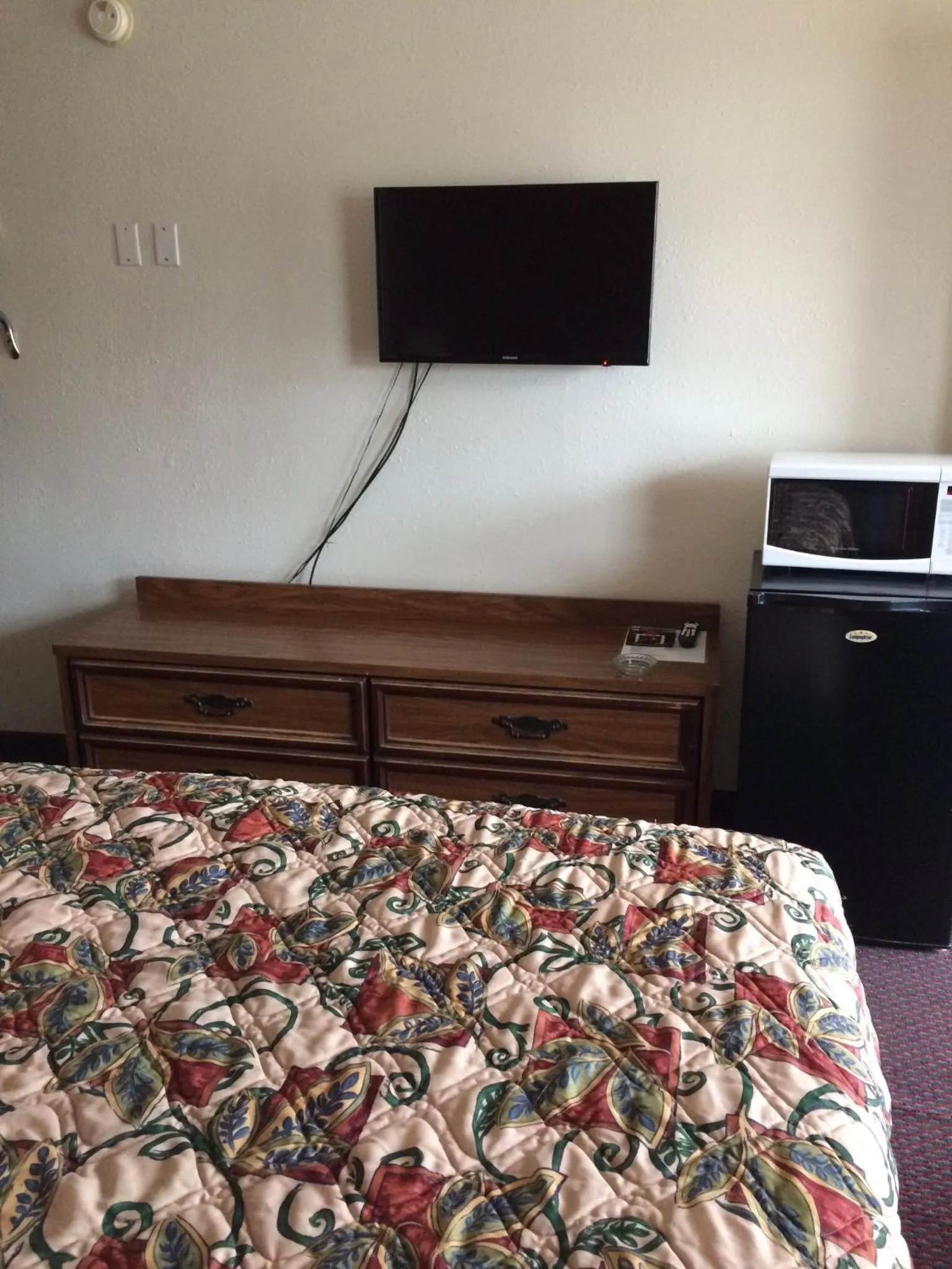 Queen Room- Smoking in Rexdale Inn