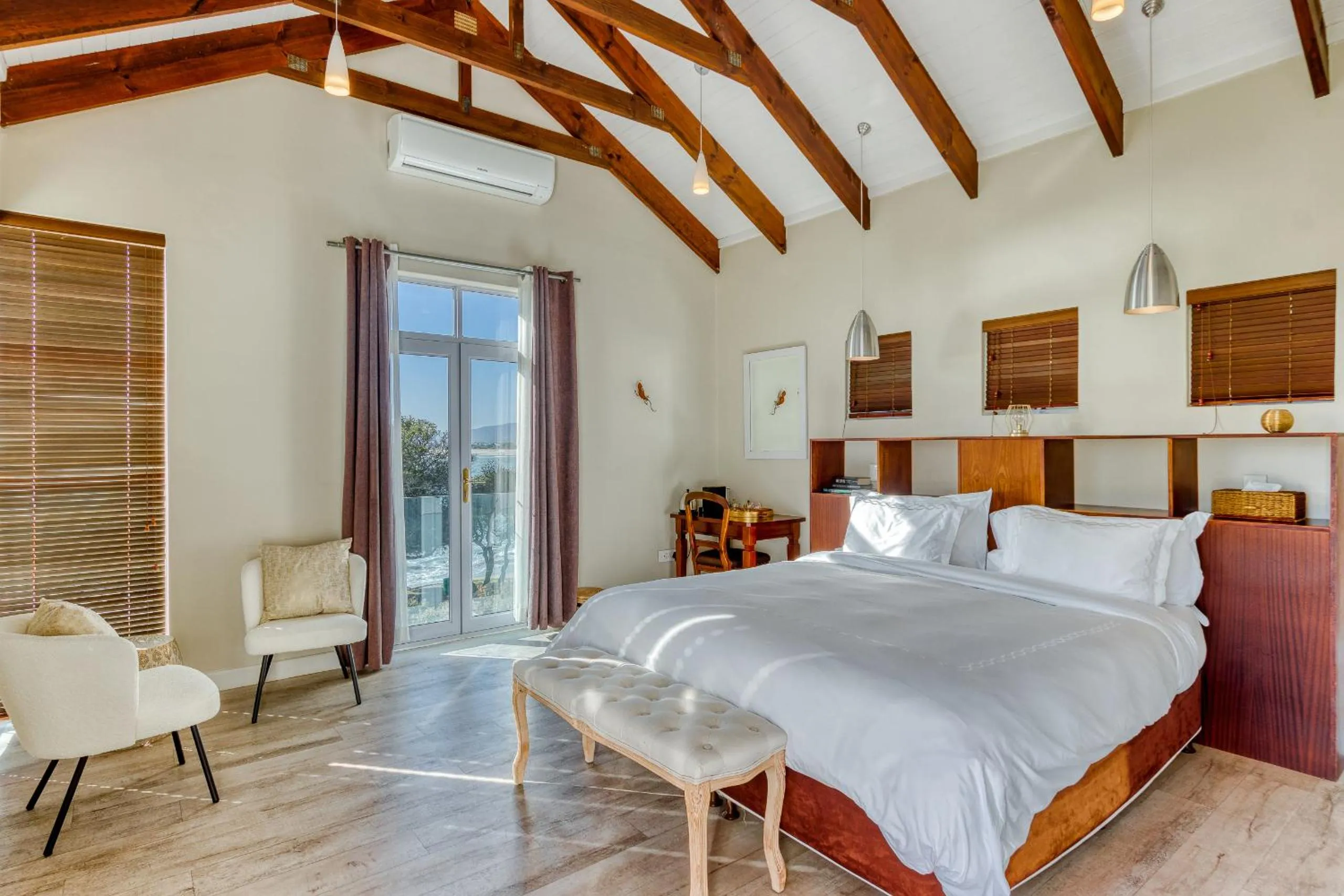 Luxury Room with Ocean View in Manor on the Bay